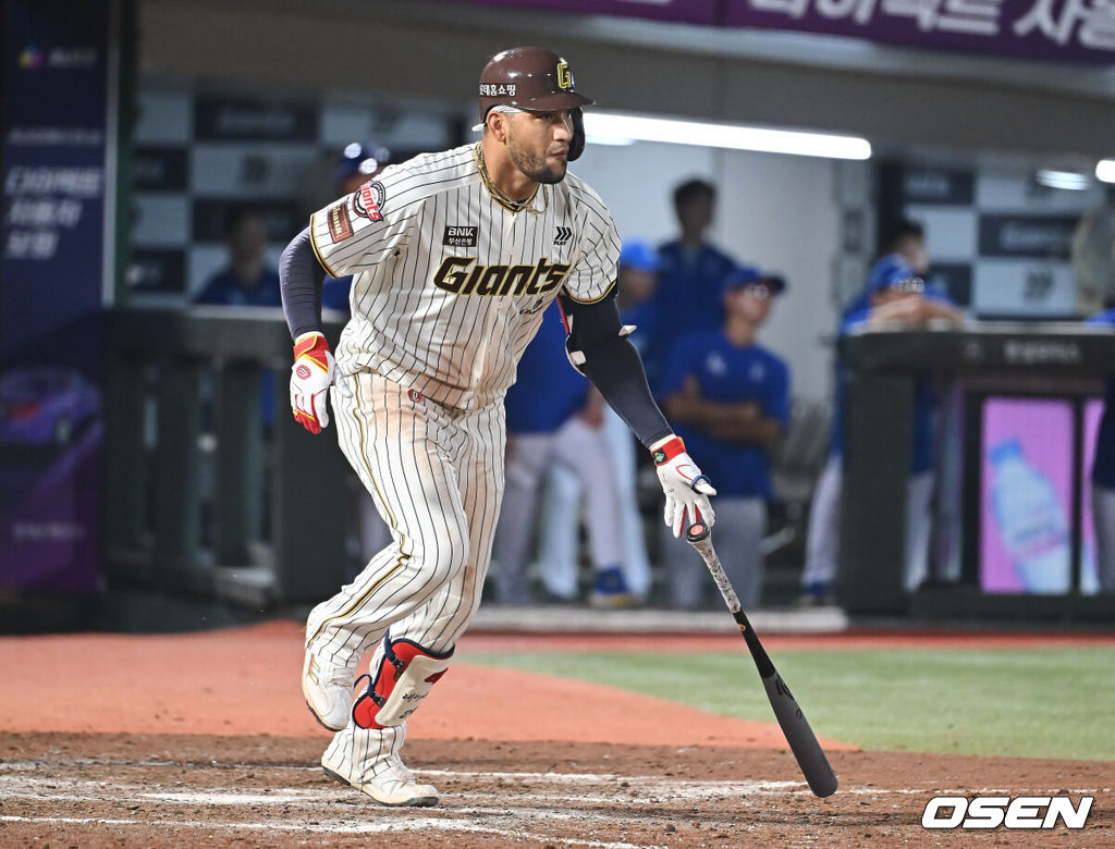 26일 부산 사직야구장에서 2025 신한 SOL 뱅크 KBO 리그 롯데 자이언츠와 삼성 라이온즈의 경기가 열렸다. 홈팀 롯데는 박준우가, 방문팀 삼성은 원태인이 선발 출전했다.롯데 자이언츠 레이예스가 8회말 1사 1,2루 우중간 2타점 2루타를 치고 있다. 2025.09.26 / foto0307@osen.co.kr