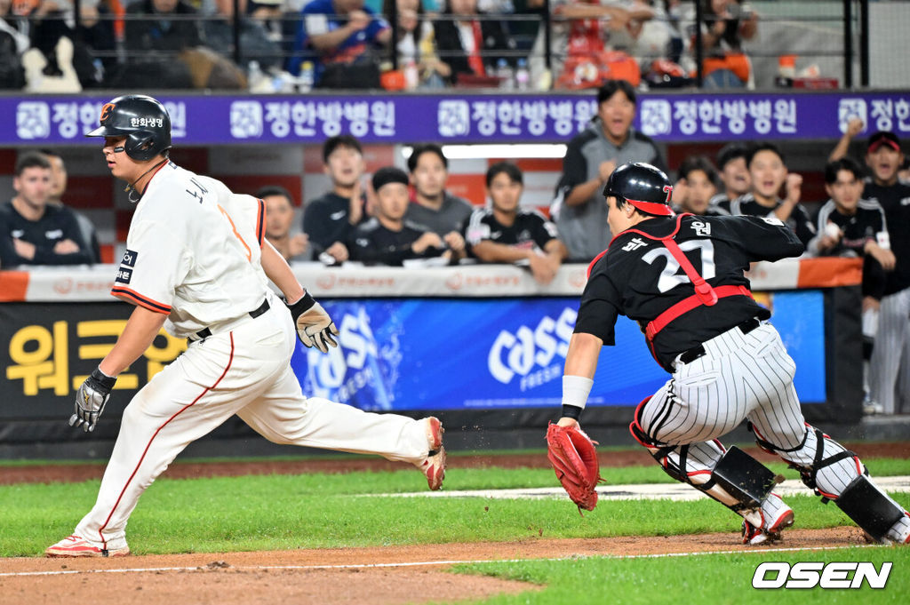 26일 오후 대전 한화생명볼파크에서 2025 신한 SOL Bank KBO리그 한화 이글스와 LG 트윈스의 경기가 열렸다.한화는 류현진, LG는 치리노스를 선발 투수로 내세웠다.6회말 1사 주자 2,3루 한화 하주석 번트 때 런다운에 걸렸던 3루 주자 노시환이 LG 박동원이 빈 글러브로 태그하는 바람에 득점에 성공하고 있다. 2025.09.26 /rumi@osen.co.kr