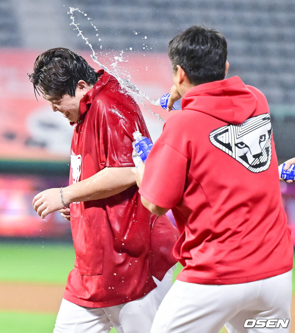 [OSEN=인천, 박준형 기자 ] 프로야구 SSG 랜더스가 지난 경기 1-10 대패를 설욕하며 3위 자리를 지켰다.SSG는 26일 인천 SSG랜더스필드에서 열린 ‘2025 신한은행 SOL Bank KBO리그’ KT 위즈와의 경기에서 5-2로 승리했다. SSG는 지난 25일 KT에 1-10 대패를 당해 4위 삼성에 0.5게임차까지 추격을 허용했지만 이날 승리로 삼성의 추격을 따돌리고 3위 수성에 성공했다. 경기종료 후 SSG 노경은이 30홀드 달성한 이로운에게 축하 물세례를 하고 있다.     2025.09.25 / soul1014@osen.co.kr