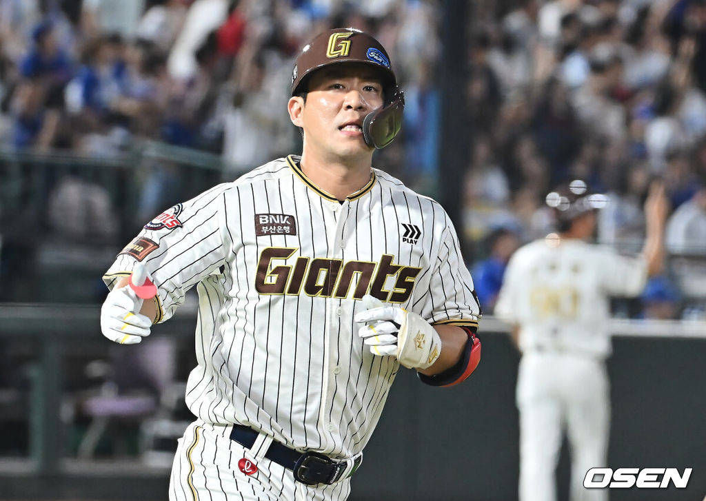 26일 부산 사직야구장에서 2025 신한 SOL 뱅크 KBO 리그 롯데 자이언츠와 삼성 라이온즈의 경기가 열렸다. 홈팀 롯데는 박준우가, 방문팀 삼성은 원태인이 선발 출전했다.롯데 자이언츠 김민성이 7회말 2사 만루 좌월 역전 만루 홈런을 치고 세리머니를 하고 있다. 2025.09.26 / foto0307@osen.co.kr