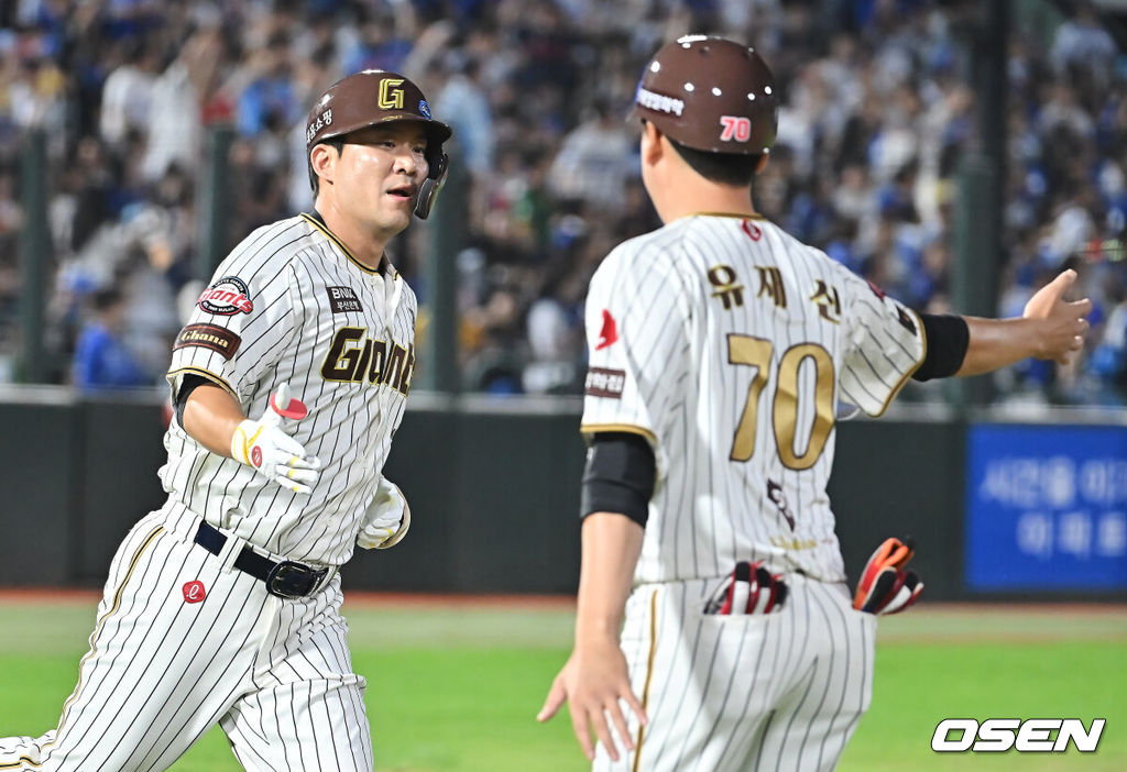 26일 부산 사직야구장에서 2025 신한 SOL 뱅크 KBO 리그 롯데 자이언츠와 삼성 라이온즈의 경기가 열렸다. 홈팀 롯데는 박준우가, 방문팀 삼성은 원태인이 선발 출전했다.롯데 자이언츠 김민성이 7회말 2사 만루 좌월 역전 만루 홈런을 치고 하이파이브를 하고 있다. 2025.09.26 / foto0307@osen.co.kr