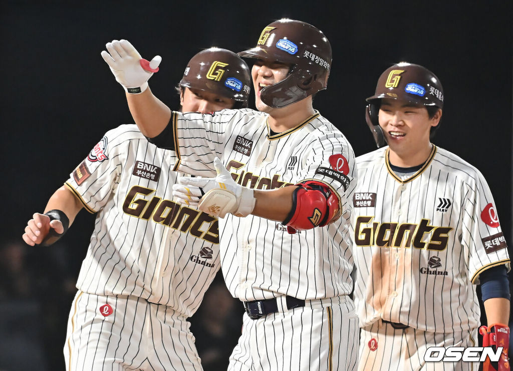 26일 부산 사직야구장에서 2025 신한 SOL 뱅크 KBO 리그 롯데 자이언츠와 삼성 라이온즈의 경기가 열렸다. 홈팀 롯데는 박준우가, 방문팀 삼성은 원태인이 선발 출전했다.롯데 자이언츠 김민성이 7회말 2사 만루 좌월 역전 만루 홈런을 치고 하이파이브를 하고 있다. 2025.09.26 / foto0307@osen.co.kr