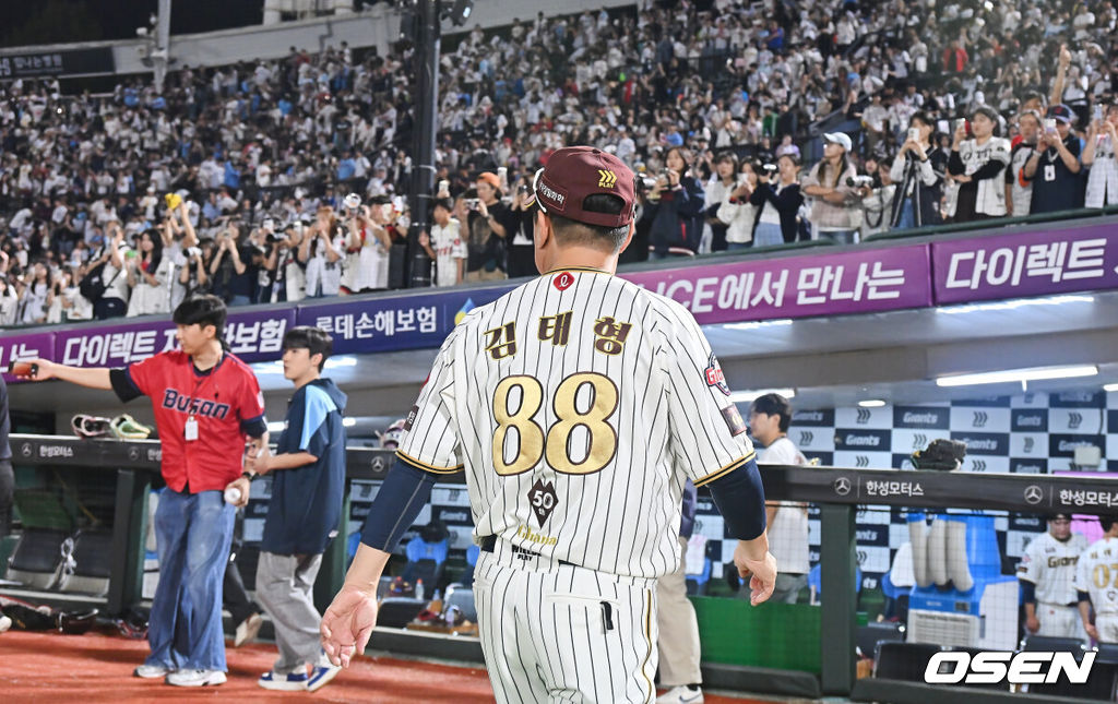 26일 부산 사직야구장에서 2025 신한 SOL 뱅크 KBO 리그 롯데 자이언츠와 삼성 라이온즈의 경기가 열렸다. 홈팀 롯데는 박준우가, 방문팀 삼성은 원태인이 선발 출전했다.롯데 자이언츠 김태형 감독이 2025시즌 마지막 경기를 끝내고 팬들에게 감사 인사를 마치고 들어가고 있다. 2025.09.26 / foto0307@osen.co.kr