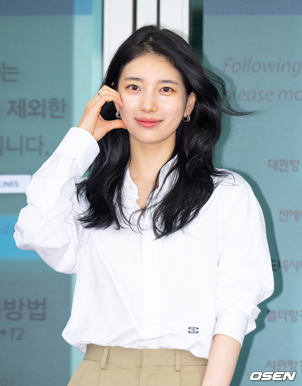 4일 오전 배우 수지가 해외일정 참석 차 인천국제공항을 통해 프랑스 파리로 출국했다. 수지는 배우 김우빈과 함께 넷플릭스 오리지널 드라마 ‘다 이루어질지니’에 출연, 공개를 앞두고 있다. 또한 차기작으로 디즈니+ 오리지널 드라마 ‘현혹’에 출연, 김선호와 함께 호흡을 맞춘다고 알려져 최근 화제를 모았다.배우 수지가 포즈를 취하고 있다. 2025.07.04 / ksl0919@osen.co.kr