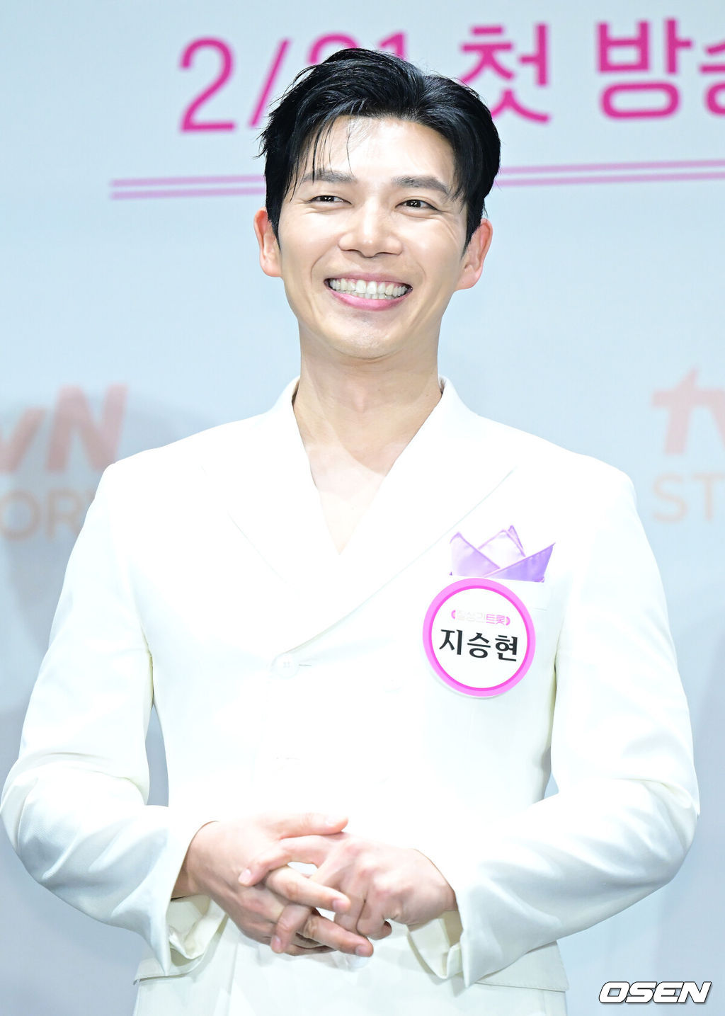 4일 오후 서울 라마다서울신도림호텔에서 tvN STORY ‘잘생긴 트롯’ 제작발표회가 열렸다.‘잘생긴 트롯’은 연예계 대표 12명의 남자 스타들이 트롯에 진정성을 가지고 도전하는 신(新) 음악 예능이다.배우 지승현이 포토타임을 하고 있다. 2025.02.04 / dreamer@osen.co.kr