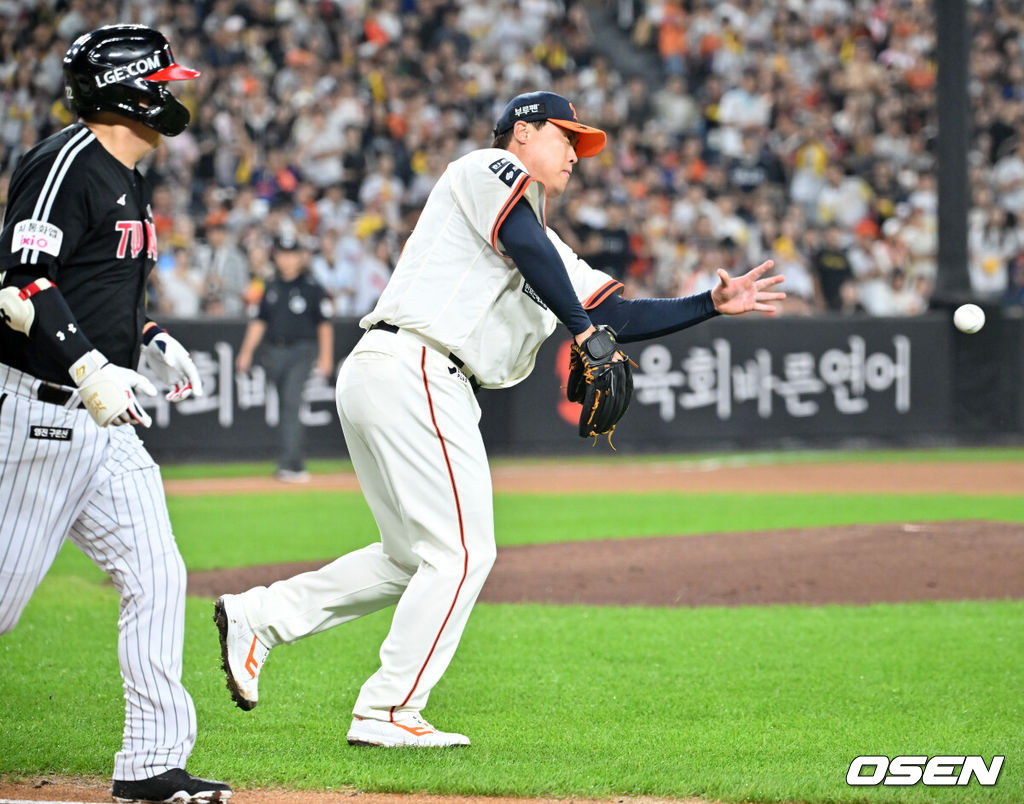 26일 오후 대전 한화생명볼파크에서 2025 신한 SOL Bank KBO리그 한화 이글스와 LG 트윈스의 경기가 열렸다.한화는 류현진, LG는 치리노스를 선발 투수로 내세웠다.4회초 1사 LG 김현수의 투수 앞 땅볼 때 한화 선발 류현진이 1루로 송구하고 있다. 2025.09.26 /rumi@osen.co.kr