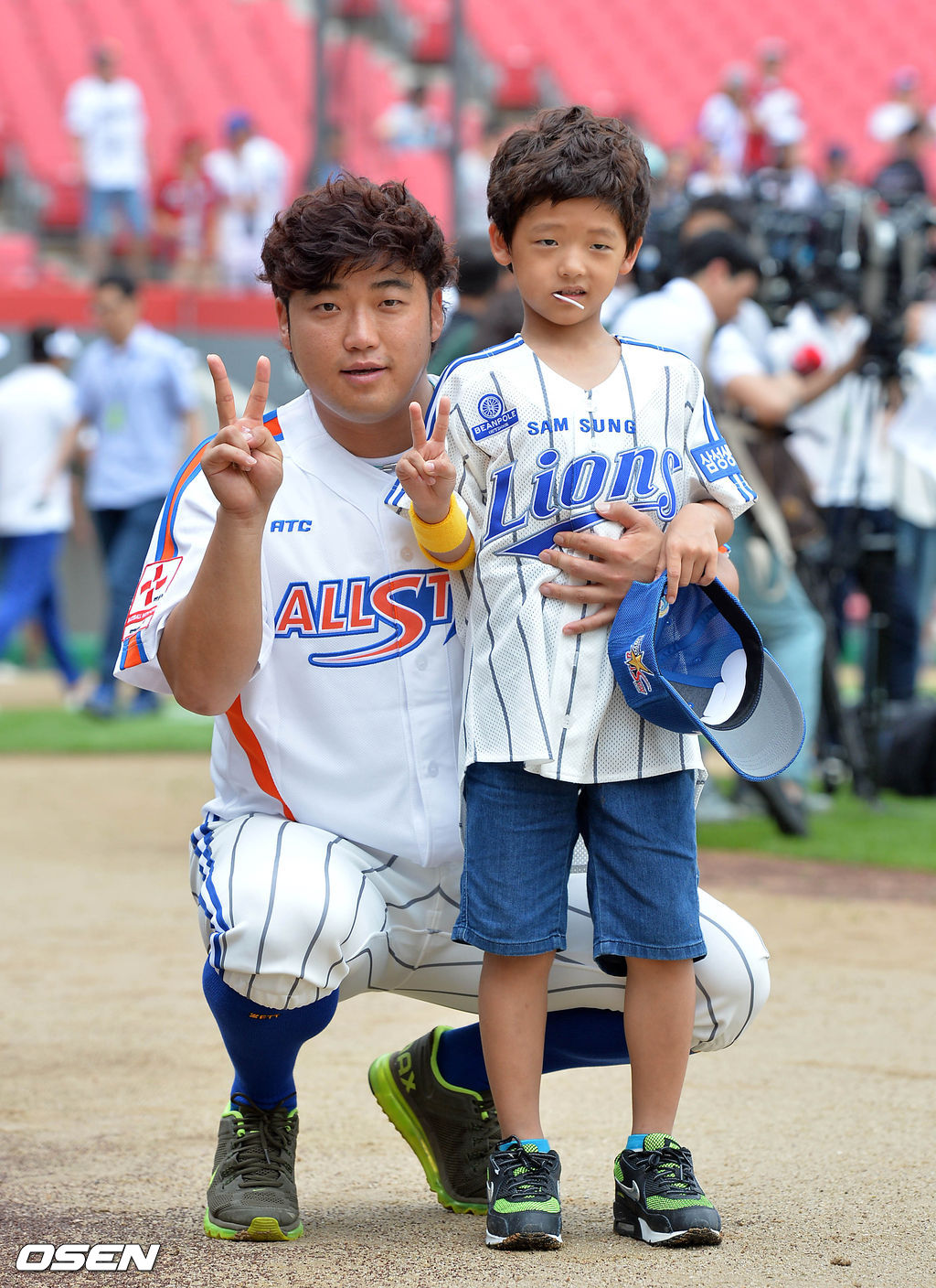 18일 오후 광주 광주-기아 챔피언스 필드에서 열리는 '2014 한국야쿠르트 세븐 프로야구 올스타전'에 앞서 이스턴 박석민이 아들과 함께 취재진을 향해 포즈를 취하고 있다.