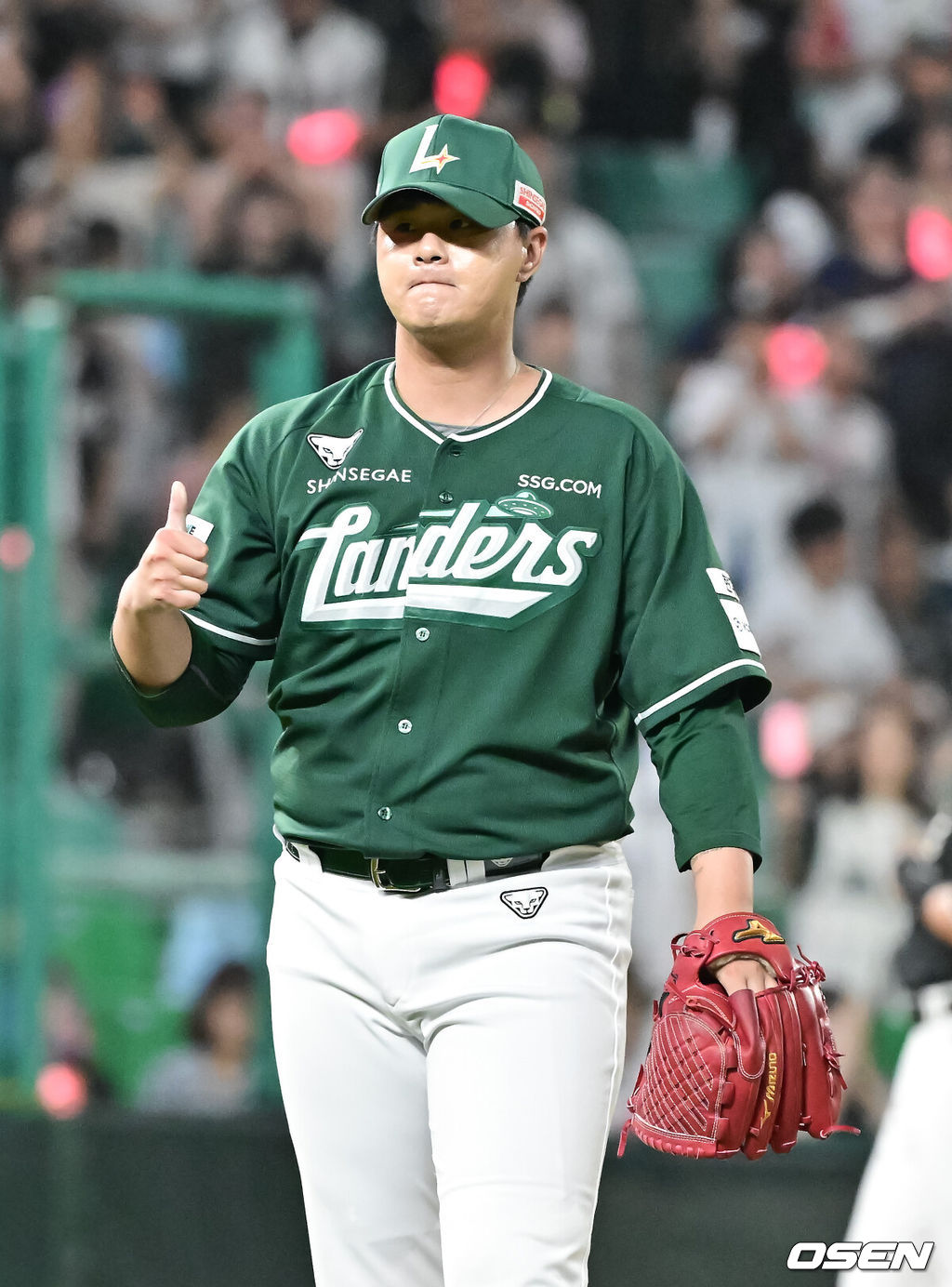  [OSEN=인천, 박준형 기자 ] 프로야구 SSG 랜더스가 지난 경기 1-10 대패를 설욕하며 3위 자리를 지켰다.SSG는 26일 인천 SSG랜더스필드에서 열린 ‘2025 신한은행 SOL Bank KBO리그’ KT 위즈와의 경기에서 5-2로 승리했다. SSG는 지난 25일 KT에 1-10 대패를 당해 4위 삼성에 0.5게임차까지 추격을 허용했지만 이날 승리로 삼성의 추격을 따돌리고 3위 수성에 성공했다. 경기종료 후 세이브 거둔 SSG 김민이 엄지척을 보이고 있다.  025.09.25 / soul1014@osen.co.kr