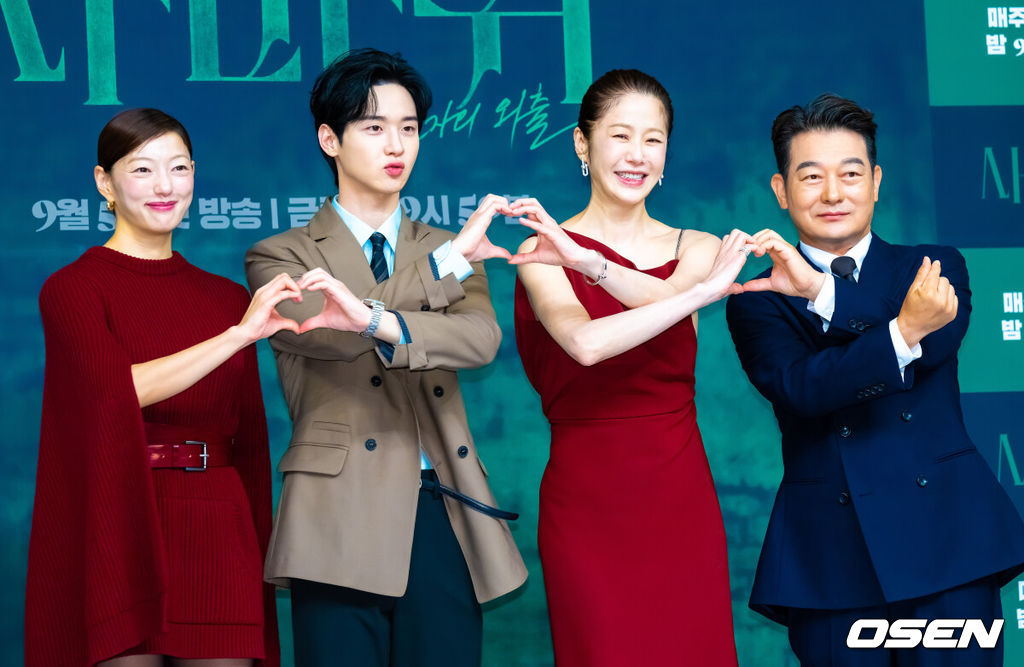 4일 오후 서울 목동 SBS 사옥에서 SBS 금토드라마 ‘사마귀: 살인자의 외출’ 제작발표회가 진행됐다.   배우 고현정과 장동윤이 출연하는 드라마 ‘사마귀: 살인자의 외출’은 잔혹한 연쇄살인마 ‘사마귀’가 잡힌 지 20여 년이 지나 모방범죄가 발생하고, 이 사건 해결을 위해 한 형사가 평생 증오한 ‘사마귀’인 엄마와 예상 못한 공조수사를 펼치며 벌어지는 고밀도 범죄 스릴러다.배우 이엘과 장동윤, 고현정, 조성하가 포즈를 취하고 있다.   2025.09.04 / soul1014@osen.co.kr