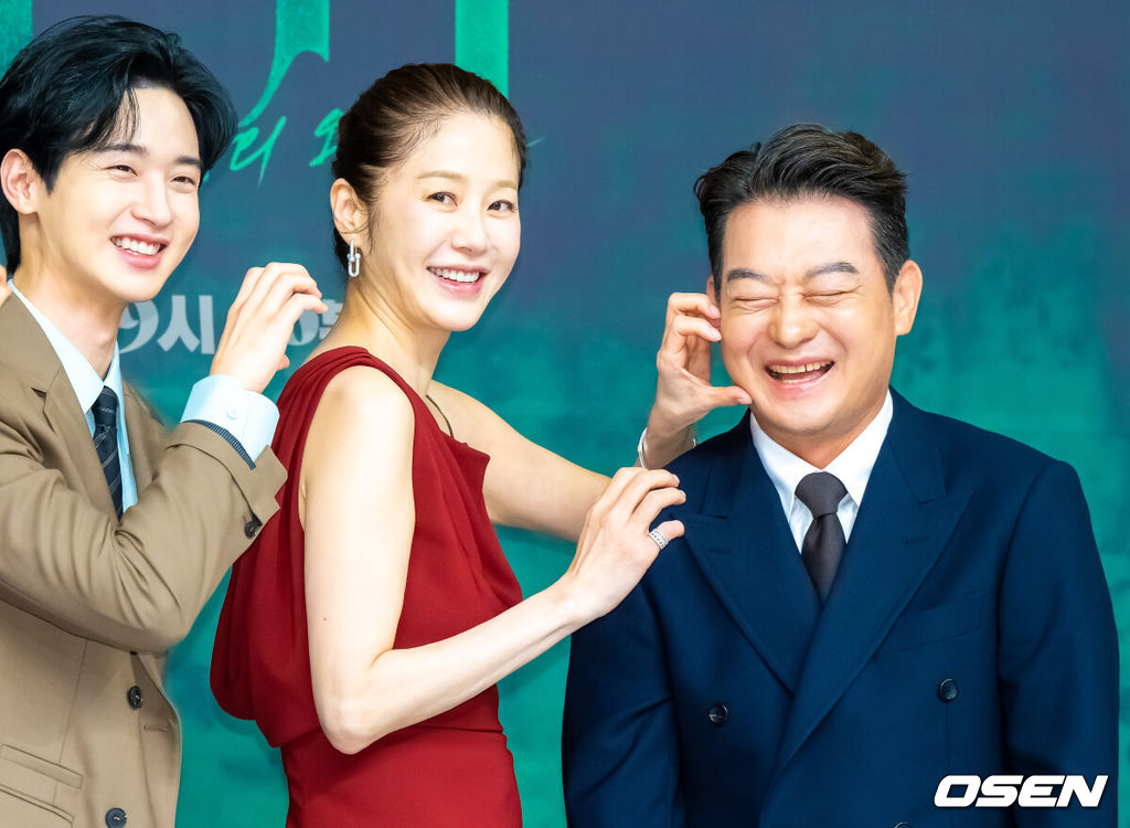 4일 오후 서울 목동 SBS 사옥에서 SBS 금토드라마 ‘사마귀: 살인자의 외출’ 제작발표회가 진행됐다.   배우 고현정과 장동윤이 출연하는 드라마 ‘사마귀: 살인자의 외출’은 잔혹한 연쇄살인마 ‘사마귀’가 잡힌 지 20여 년이 지나 모방범죄가 발생하고, 이 사건 해결을 위해 한 형사가 평생 증오한 ‘사마귀’인 엄마와 예상 못한 공조수사를 펼치며 벌어지는 고밀도 범죄 스릴러다.배우 조성하가 고현정의 볼하트 포즈에 미소 짓고 있다. 2025.09.04 / soul1014@osen.co.kr