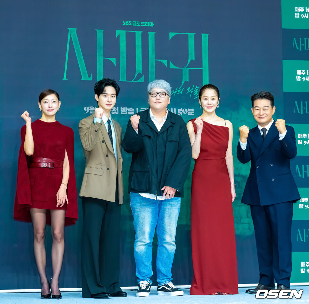 4일 오후 서울 목동 SBS 사옥에서 SBS 금토드라마 ‘사마귀: 살인자의 외출’ 제작발표회가 진행됐다. 배우 고현정과 장동윤이 출연하는 드라마 ‘사마귀: 살인자의 외출’은 잔혹한 연쇄살인마 ‘사마귀’가 잡힌 지 20여 년이 지나 모방범죄가 발생하고, 이 사건 해결을 위해 한 형사가 평생 증오한 ‘사마귀’인 엄마와 예상 못한 공조수사를 펼치며 벌어지는 고밀도 범죄 스릴러다.출연배우들과 변영주 감독이 포즈를 취하고 있다. 2025.09.04 / soul1014@osen.co.kr