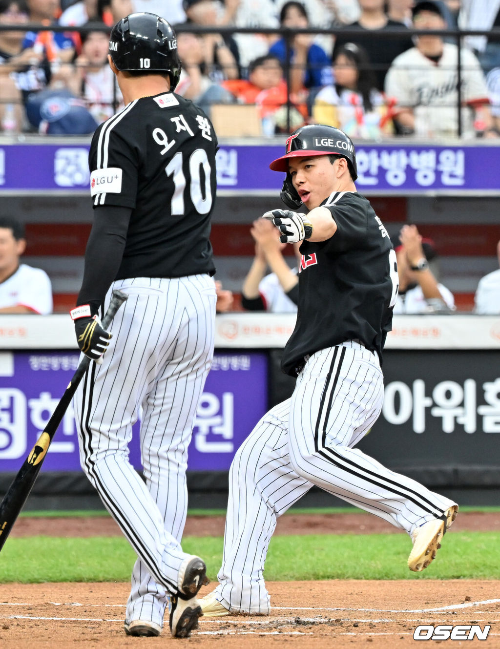 27일 오후 대전 한화생명볼파크에서 2025 신한 SOL Bank KBO리그 한화 이글스와 LG 트윈스의 경기가 열렸다.한화는 문동주, LG는 톨허스트를 선발 투수로 내세웠다.1회초 1사 주자 1,3루 LG 오지환 타석에서 한화 선발 문동주의 폭투때 문성주가 홈을 밟고 잇다. 2025.09.27 /rumi@osen.co.kr