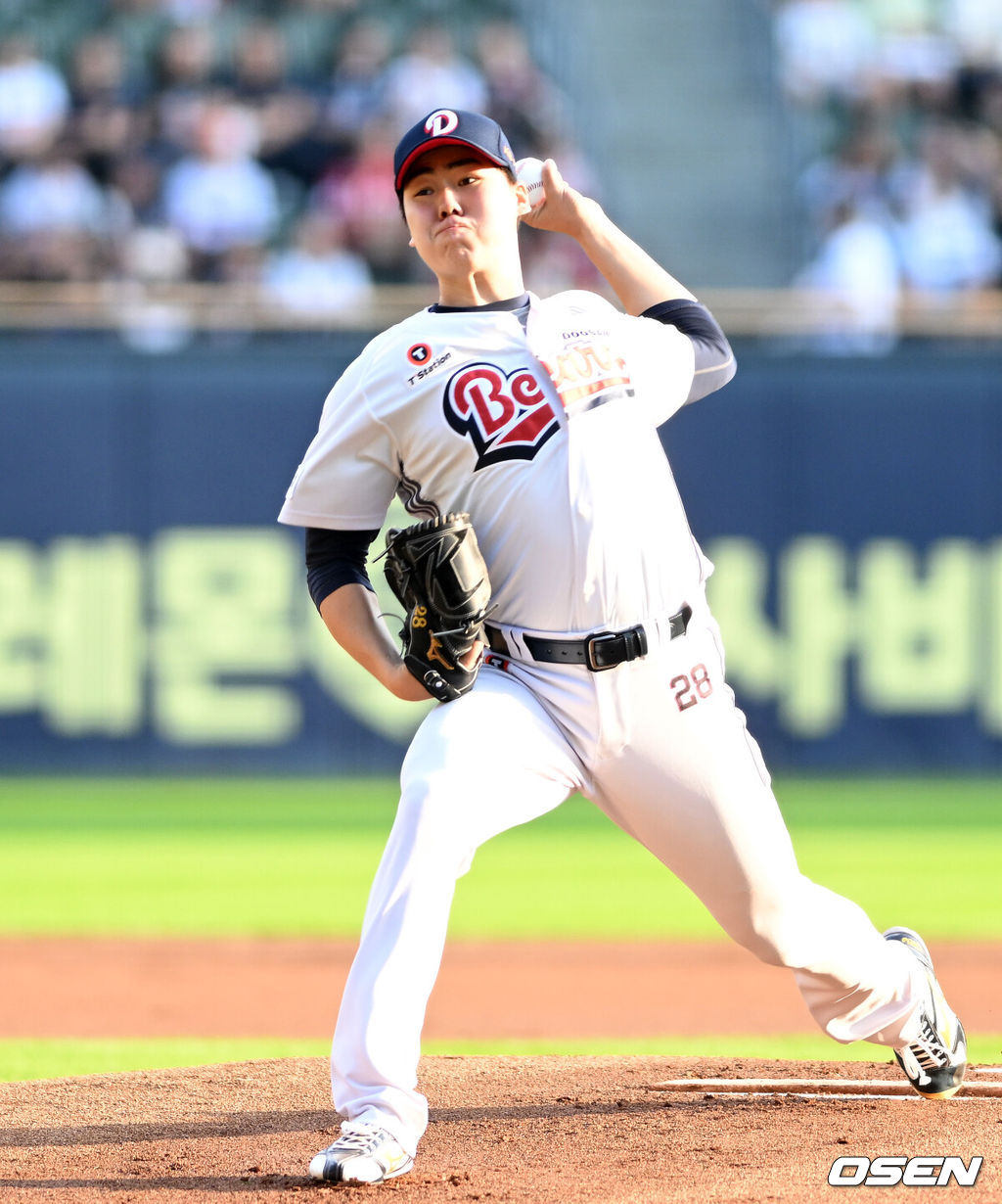 27일 오후 서울 잠실야구장에서 2025 신한 SOL Bank KBO리그 두산 베어스와 SSG 랜더스의 경기가 열렸다.두산은 최승용, SSG은 김광현을 선발 투수로 내세웠다.1회초 무사에서 두산 선발투수 최승용이 역투하고 있다. 2025.09.27 /sunday@osen.co.kr