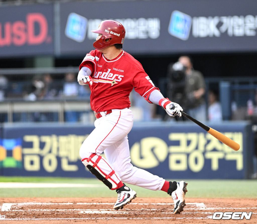 27일 오후 서울 잠실야구장에서 2025 신한 SOL Bank KBO리그 두산 베어스와 SSG 랜더스의 경기가 열렸다.두산은 최승용, SSG은 김광현을 선발 투수로 내세웠다.4회초 무사 2루에서 SSG 고명준이 우전 적시타를 치고 있다. 2025.09.27 /sunday@osen.co.kr