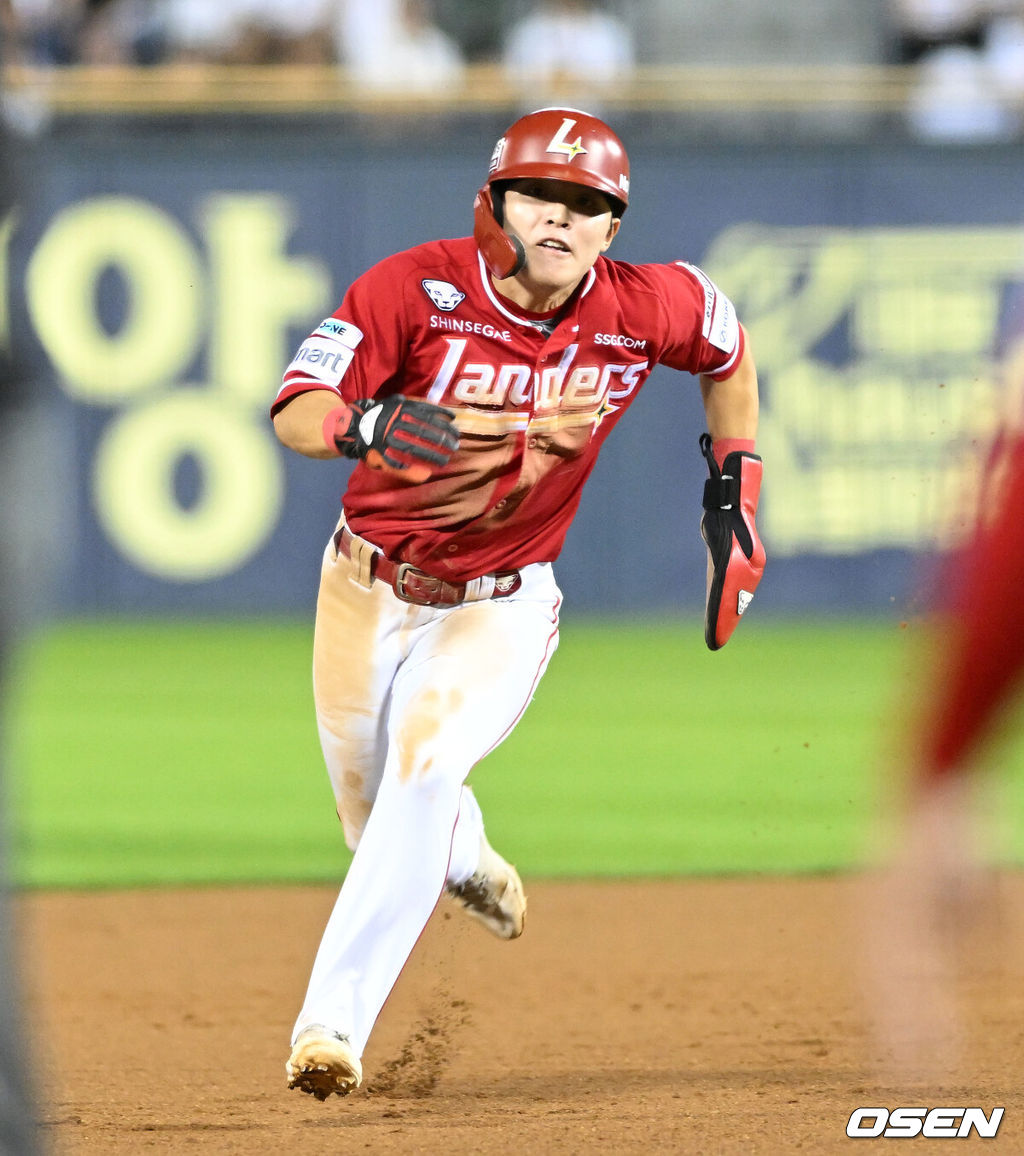 27일 오후 서울 잠실야구장에서 2025 신한 SOL Bank KBO리그 두산 베어스와 SSG 랜더스의 경기가 열렸다.두산은 최승용, SSG은 김광현을 선발 투수로 내세웠다.9회초 무사 1루에서 SSG 박성한의 좌전 안타 때 1루주자 정준재가 3루로 쇄도하고 있다. 2025.09.27 /sunday@osen.co.kr