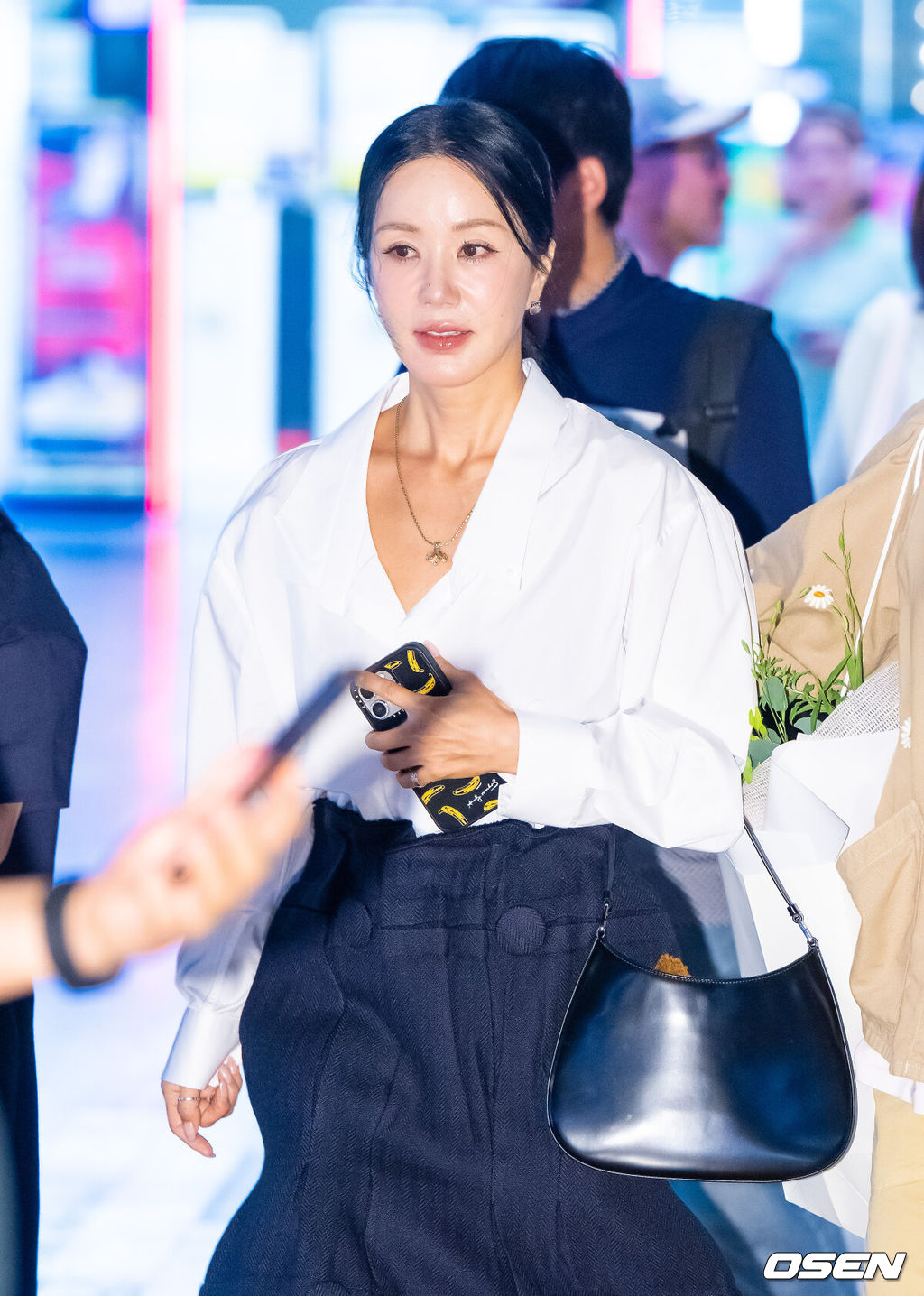 14일 오후 서울 코엑스 메가박스에서 영화 '마지막 숙제' 가족시사회 및 무대인사가 진행됐다.<br /><br />'마지막 숙제'는 임시 담임이 된 교사와 각자 색으로 마지막 숙제를 완성해가는 아이들 이야기로 성매매 혐의에 대해 벌금 100만원 약식기소 처분을 받은 후 활동을 중단했던 배우 엄태웅의 복귀작이다.<br /><br />엄태웅의 누나 엄정화가 시사회에 참석하고 있다.   2025.08.14 / soul1014@osen.co.kr<br /><br />