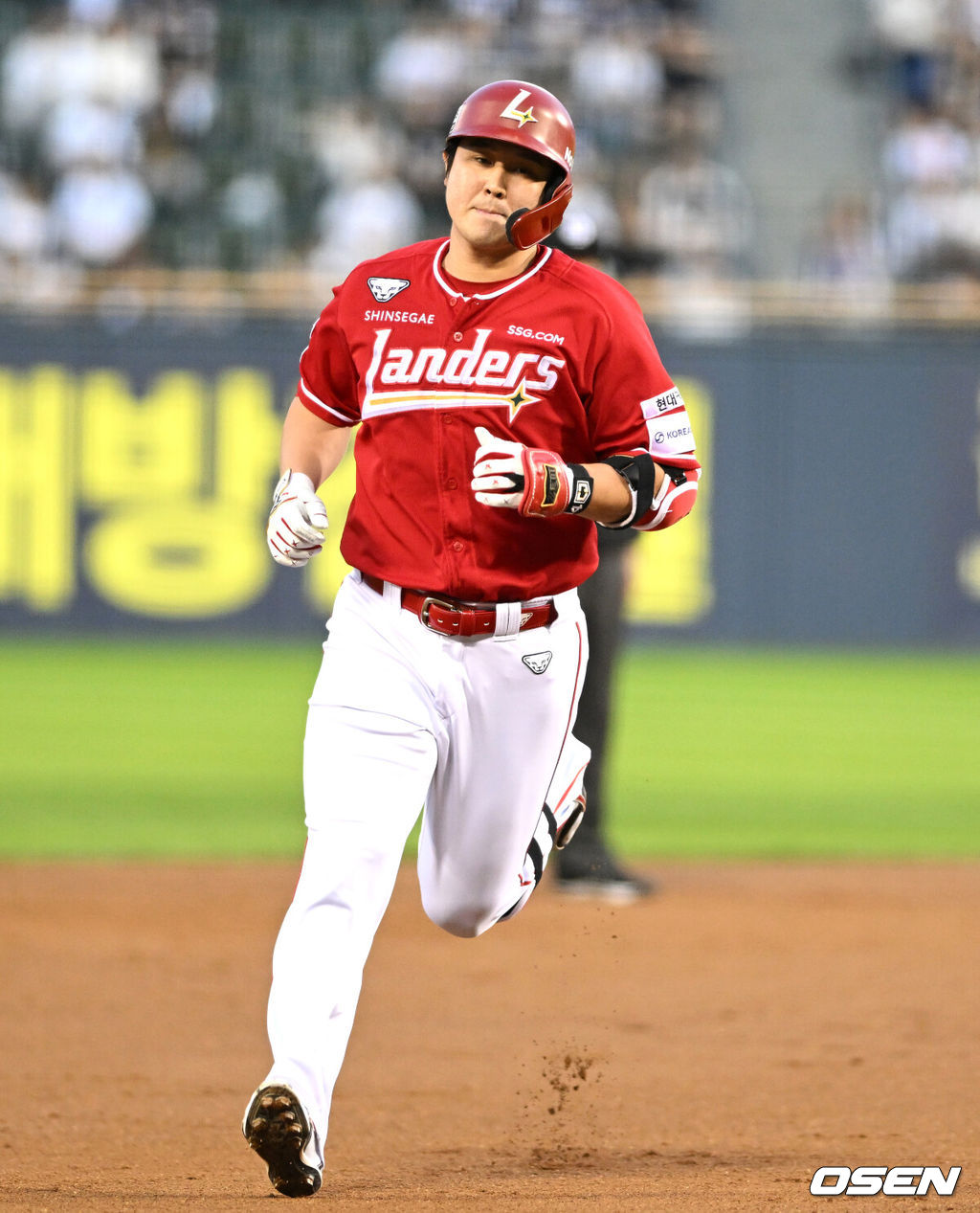 27일 오후 서울 잠실야구장에서 2025 신한 SOL Bank KBO리그 두산 베어스와 SSG 랜더스의 경기가 열렸다.두산은 최승용, SSG은 김광현을 선발 투수로 내세웠다.5회초 2사에서 SSG 최정이 좌월 솔로 홈런을 치고 그라운드를 돌고 있다. 2025.09.27 /sunday@osen.co.kr