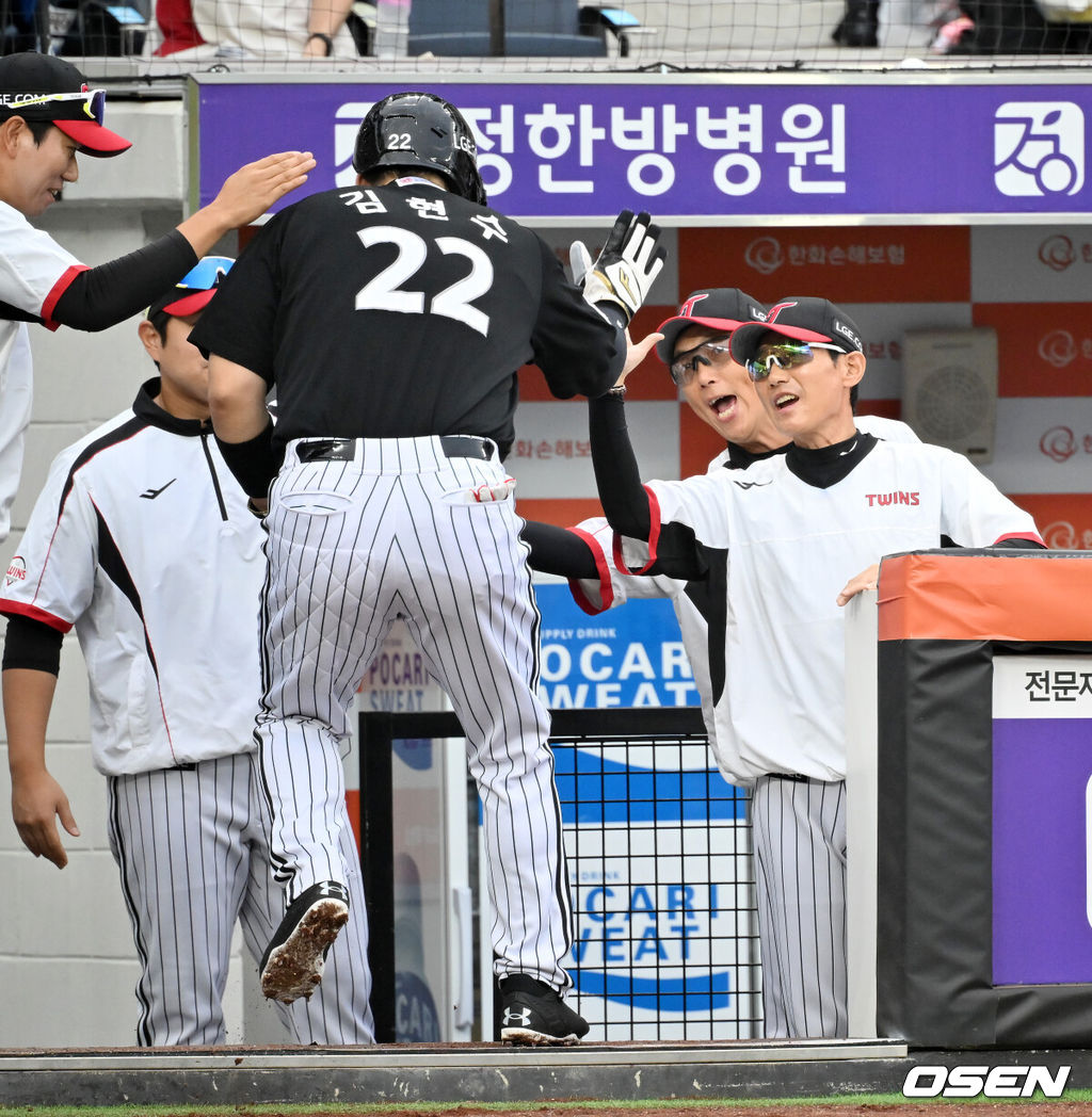 27일 오후 대전 한화생명볼파크에서 2025 신한 SOL Bank KBO리그 한화 이글스와 LG 트윈스의 경기가 열렸다.한화는 문동주, LG는 톨허스트를 선발 투수로 내세웠다.1회초 1사 주자 1,2루 LG 구본혁의 우익수 오른쪽 선취 1타점 적시타때 홈을 밟은 김현수가 덕아웃에서 염경엽 감독과 하이파이브를 하고 있다. 2025.09.27 /rumi@osen.co.kr