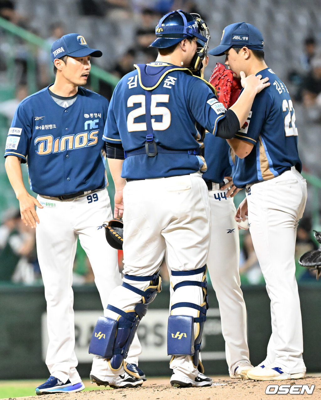 29일 인천 SSG랜더스필드에서 ‘2025 신한 SOL Bank KBO리그’ SSG 랜더스와 NC 다이노스의 경기가 열렸다.홈팀 SSG는 화이트, 어웨이팀 NC는 김녹원을 선발로 내세웠다.3회말 1사 주자 만루 SSG 한유섬 타석에서 NC 선발 김녹원이 마운드 위에서 이용훈 코치의 말을 듣고 있다. 2025.08.29 / rumi@osen.co.kr