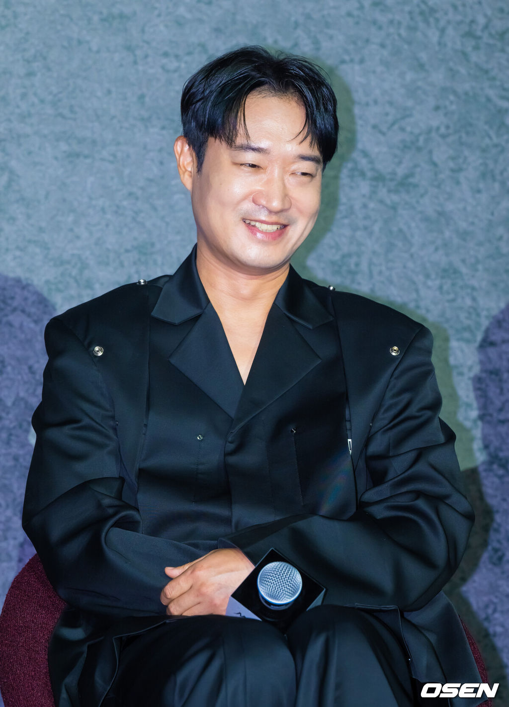 25일 오후 서울 롯데시네마 건대입구에서 넷플릭스 영화 ‘사마귀’ 제작보고회가 진행됐다.모든 룰이 무너진 살인청부업계에 긴 휴가 후 컴백한 A급 킬러 ‘사마귀’와 그의 훈련생 동기이자 라이벌 ‘재이’ 그리고 은퇴한 레전드 킬러 ‘독고’가 1인자 자리를 놓고 벌이는 대결을 그린 액션으로 배우 임시완과 박규영, 조우진이 출연한다.배우 조우진이 미소 짓고 있다.   2025.09.25 / soul1014@osen.co.kr
