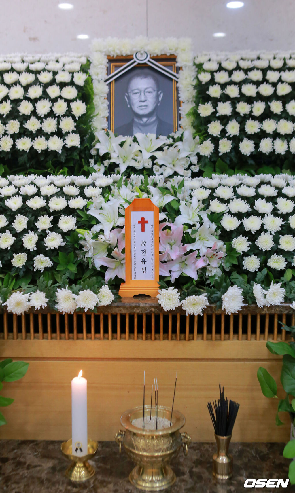 [OSEN=사진팀] 25일 폐기흉 증세 악화로 세상을 떠난 개그맨 전유성의 빈소가 서울아산병원에 마련됐다. 향년 76세.발인은 28일 진행되며 장례는 희극인장으로 치뤄진다. /photo@osen.co.kr<사진=사진공동취재단>