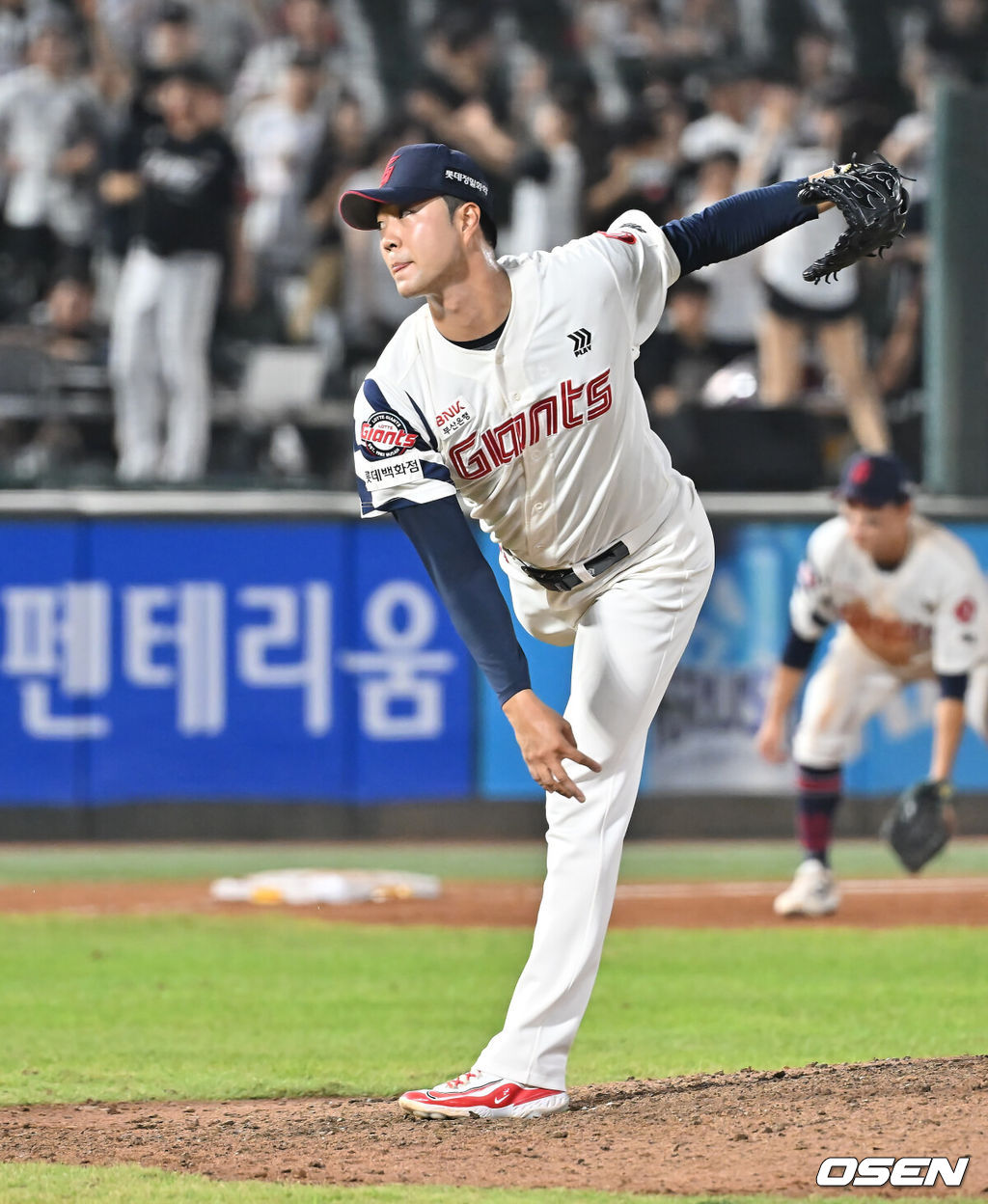 28일 부산 사직야구장에서 2025 신한 SOL 뱅크 KBO 리그 롯데 자이언츠와 KT 위즈의 경기가 열렸다. 홈팀 롯데는 감보아가, 방문팀 KT는 헤이수스가 선발 출전했다.롯데 자이언츠 윤성빈이 역투하고 있다. 2025.08.28 / foto0307@osen.co.kr