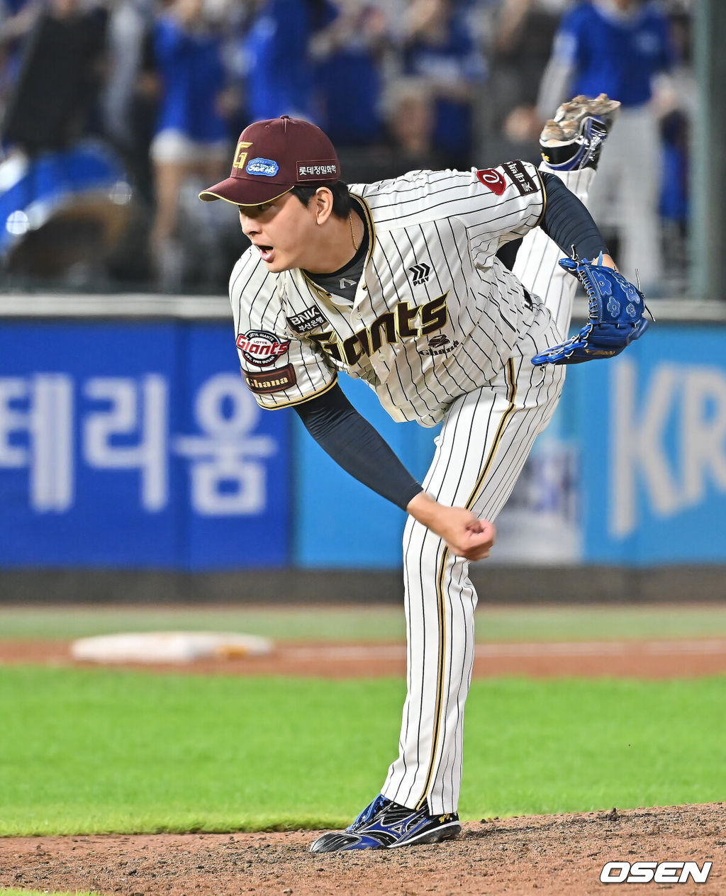 26일 부산 사직야구장에서 2025 신한 SOL 뱅크 KBO 리그 롯데 자이언츠와 삼성 라이온즈의 경기가 열렸다. 홈팀 롯데는 박준우가, 방문팀 삼성은 원태인이 선발 출전했다.롯데 자이언츠 김원중이 역투하고 있다. 2025.09.26 / foto0307@osen.co.kr