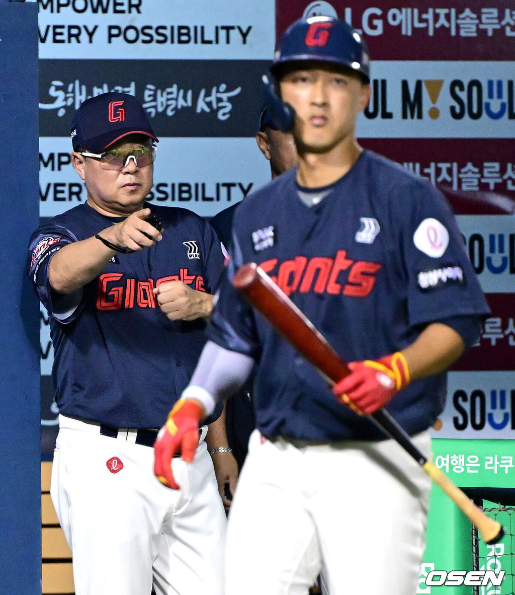 20일 서울 잠실야구장에서 ‘2025 신한 SOL Bank KBO리그’ LG 트윈스와 롯데 자이언츠의 경기가 열렸다.홈팀 LG는 손주영, 방문팀 롯데는 나균안을 선발로 내세웠다.8회초 1사 1루 상황 롯데 김태형 감독이 노진혁을 대타로 내고 있다. 2025.08.20 / dreamer@osen.co.kr