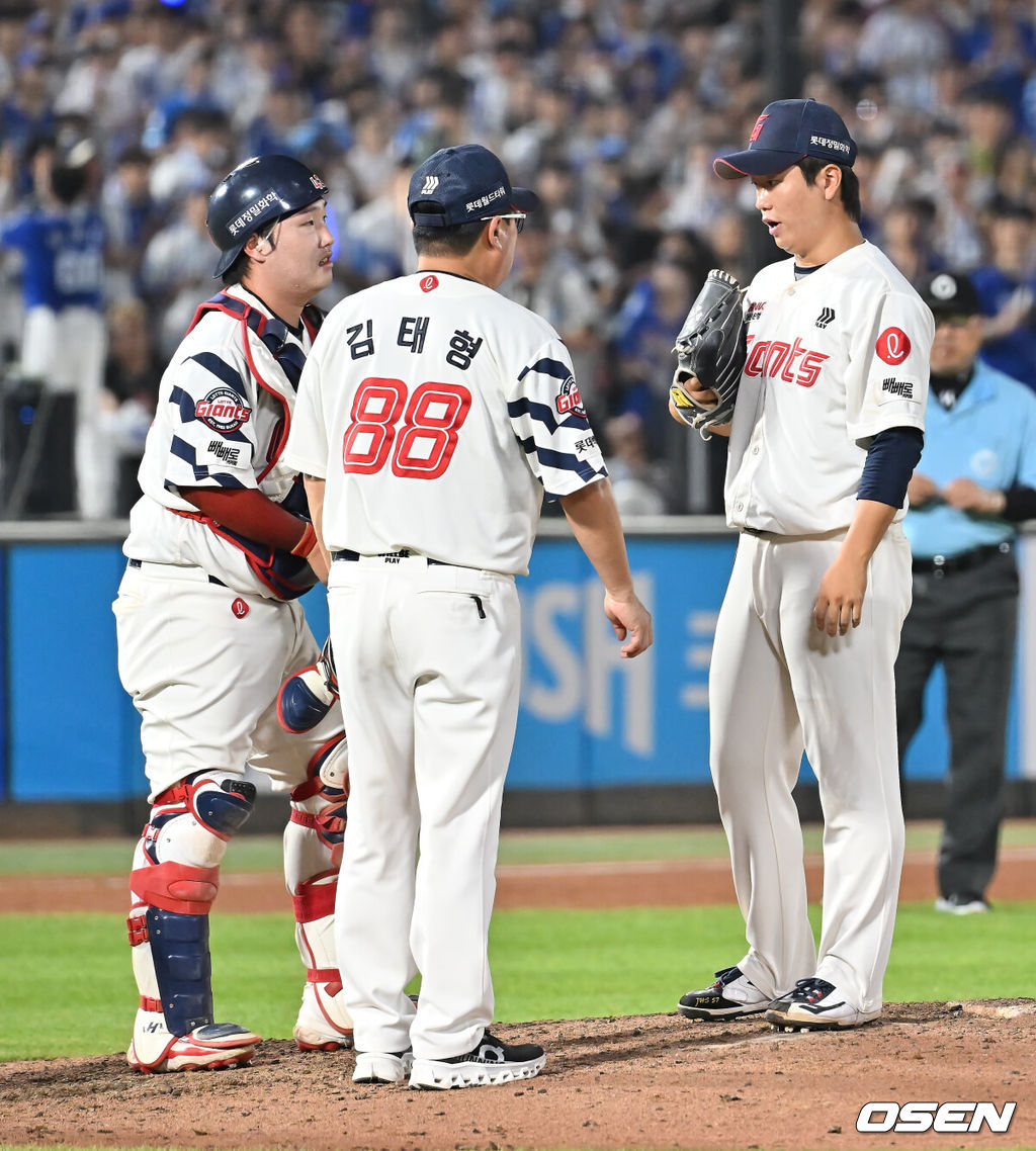 17일 부산 사직야구장에서 2025 신한 SOL 뱅크 KBO 리그 롯데 자이언츠와 삼성 라이온즈의 경기가 열렸다. 홈팀 롯데는 감보아가, 방문팀 삼성은 이승현이 선발 출전했다.롯데 자이언츠 김태형 감독이 8회초 1사 1,2루 삼성 라이온즈 디아즈 타석때 마운드에 올라 정현수와 얘기하고 있다. 2025.08.17 / foto0307@osen.co.kr