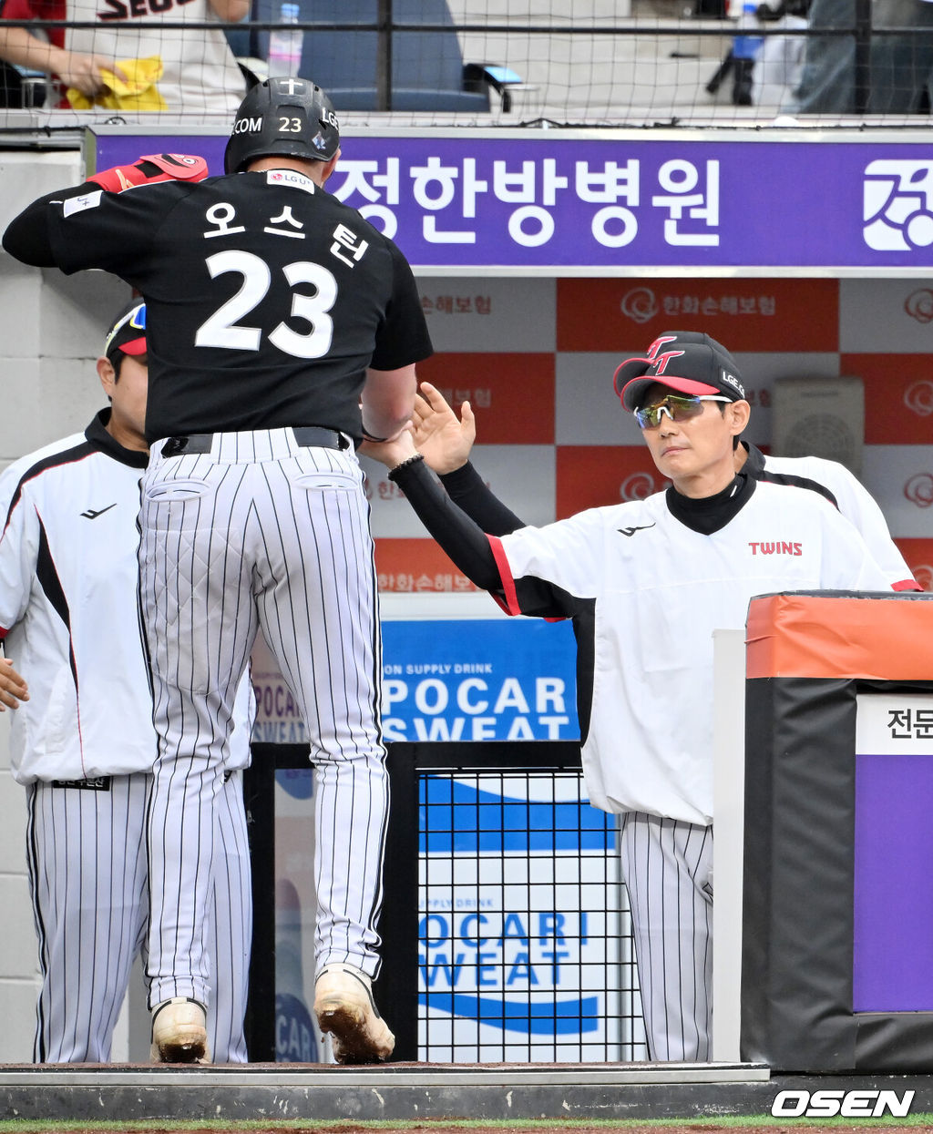 27일 오후 대전 한화생명볼파크에서 2025 신한 SOL Bank KBO리그 한화 이글스와 LG 트윈스의 경기가 열렸다.한화는 문동주, LG는 톨허스트를 선발 투수로 내세웠다.1회초 1사 주자 1,2루 LG 문성주의 우익수 오른쪽 선취 1타점 적시타때 홈을 밟은 오스틴이 덕아웃에서 염경엽 감독과 하이파이브를 하고 있다. 2025.09.27 /rumi@osen.co.kr