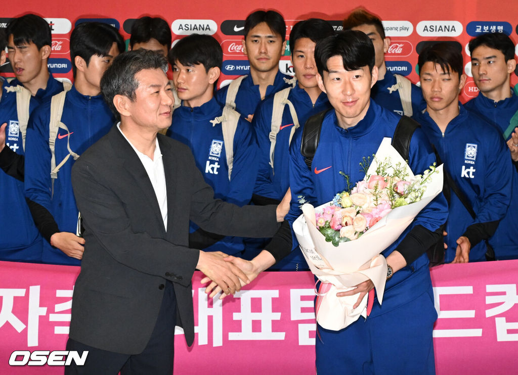 월드컵 11회 연속 본선 진출에 성공한 한국 축구 국가대표팀이 6일 인천국제공항을 통해 이라크에서 귀국했다.한국은 6일 새벽(한국 시간) 이라크 원정서 2-0 승리로 승점 19(5승 4무)점을 확보하면서 월드컵 11회 연속 본선 진출을 확정지었다.정몽규 대한축구협회장(왼쪽)과 축구대표팀 손흥민이 기념촬영을 하고 있다. 2025.06.06 /cej@osen.co.kr