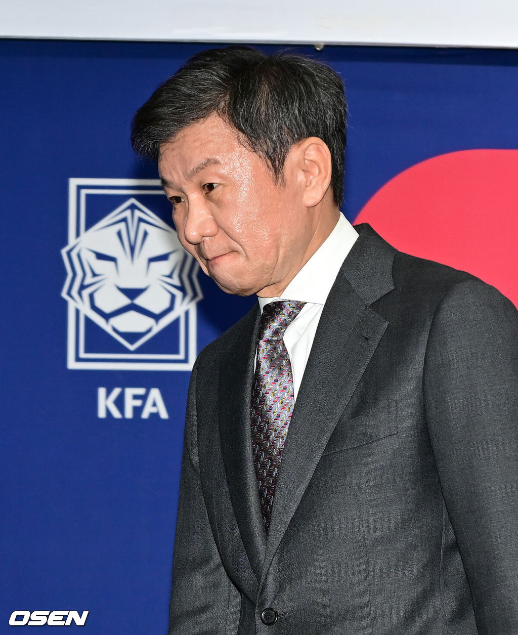 제55대 대한축구협회 회장 선거에 출마한 정몽규 후보가 4연임에 성공했다. 제 55대 대한축구협회 회장 선거가 26일 서울 종로구 신문로 축구회관 2층에서 열렸다. 이날 정몽규 후보는 선거인단 192명 중 183명이 투표한 가운데 156표의 압도적인 지지를 받아 당선이 확정됐다. 정몽규 축구협회장이 소감을 밝힌 뒤 단상에서 내려가고 있다. 2025.02.26 / ksl0919@osen.co.kr