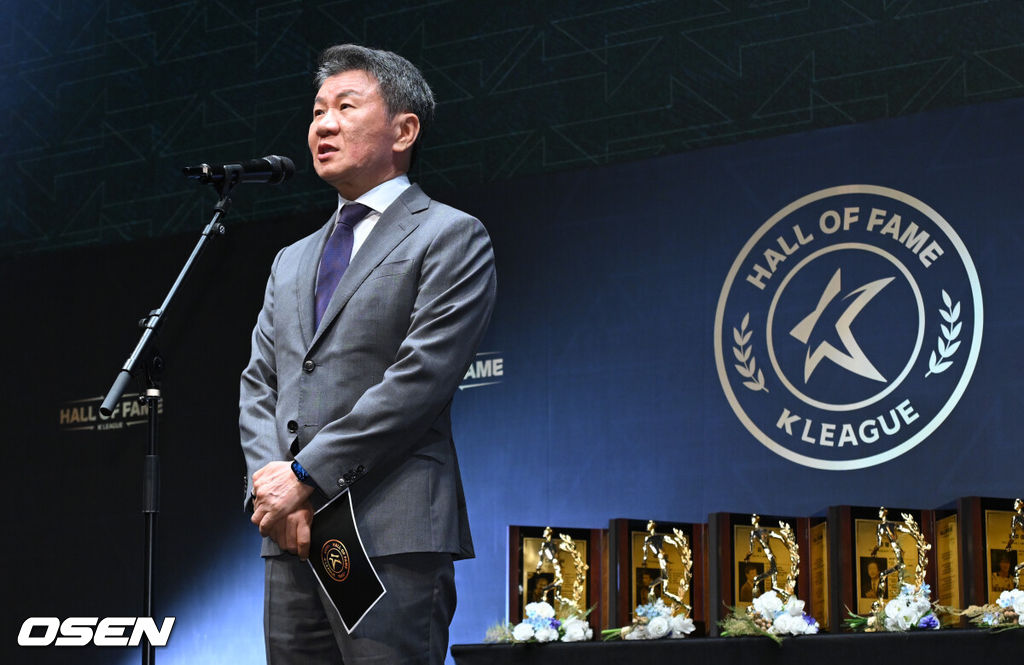 제2회 K리그 명예의전당 헌액식이 16일 서울 종로구 아산정책연구원에서 진행됐다.이번 제2회 K리그 명예의전당 헌액자로는 선수 부문에 김주성, 김병지, 고(故) 유상철, 데얀이 선정됐다. 지도자 부문에 김호 전 수원 삼성 감독, 공헌자 부문에 정몽준 대한축구협회 명예회장이 이름을 올렸다.대한축구협회 정몽규 회장이 축사를 하고 있다. 2025.09.16 /cej@osen.co.kr