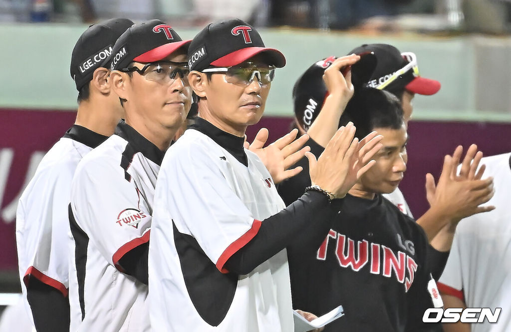 25일 울산 문수야구장에서 2025 신한 SOL 뱅크 KBO 리그 롯데 자이언츠와 LG 트윈스의 경기가 열렸다. 홈팀 롯데는 감보아가, 방문팀 LG는 손주영이 선발로 나섰다.LG 트윈스 염경엽 감독과 코치들이 롯데 자이언츠에 11-1로 승리한 후 기쁨을 나누고 있다. 2025.09.25 / foto0307@osen.co.kr