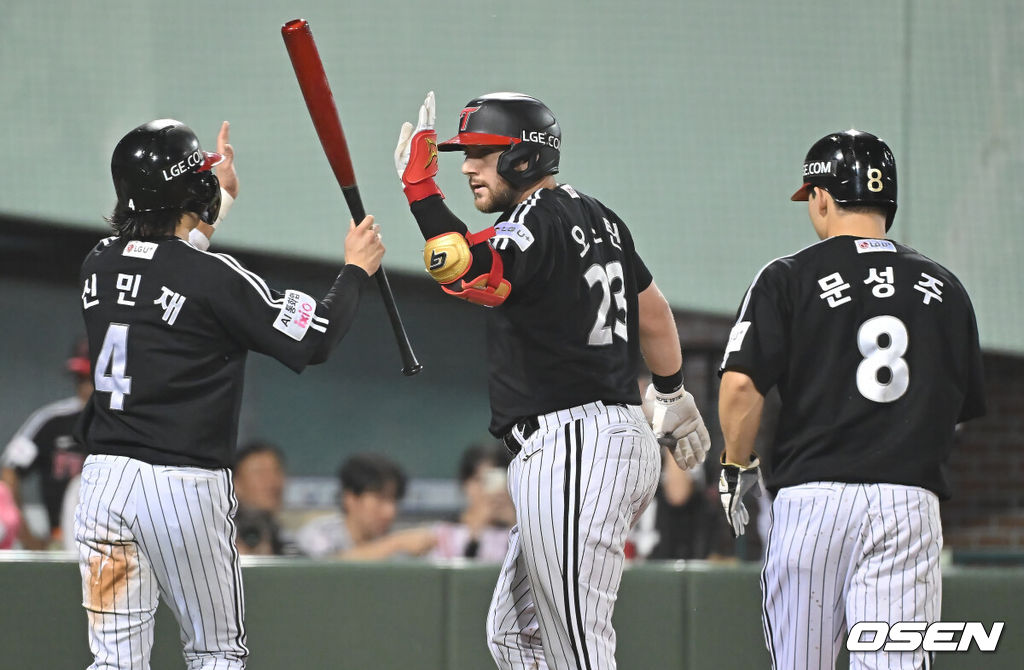 25일 울산 문수야구장에서 2025 신한 SOL 뱅크 KBO 리그 롯데 자이언츠와 LG 트윈스의 경기가 열렸다. 홈팀 롯데는 감보아가, 방문팀 LG는 손주영이 선발로 나섰다.LG 트윈스 오스틴이 5회초 1사 1,3루 좌중월 3점 홈런을 치고 하이파이브를 하고 있다. 2025.09.25 / foto0307@osen.co.kr