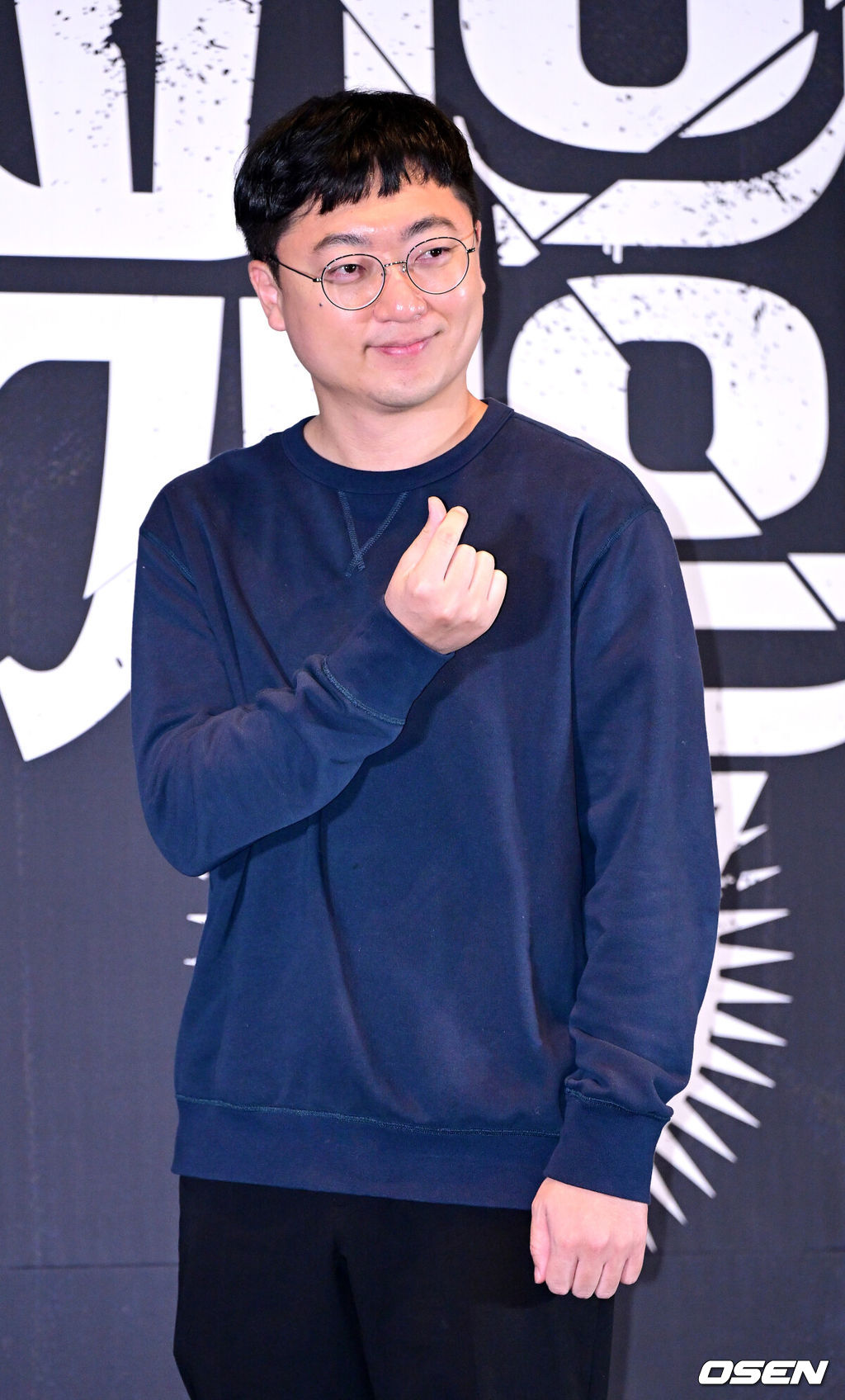 12일 오후 서울 성수동 메가박스성수에서 웨이브 오리지널 '피의 게임 시즌3' 제작발표회가 열렸다.'피의 게임'은 생존 지능 최강자들의 극한 생존 게임을 다룬 서바이벌 예능이다. 지난 2021년 첫 시즌을 시작해 시즌2까지 호평받은 가운데, 새 시즌인 시즌3에서는 '서바이벌 올스타전'을 표방하며 서바이벌 예능 레전드 플레이어들을 한 자리에 모았다. 충주맨이 포토타임을 하고 있다. 2024.11.12 / dreamer@osen.co.kr