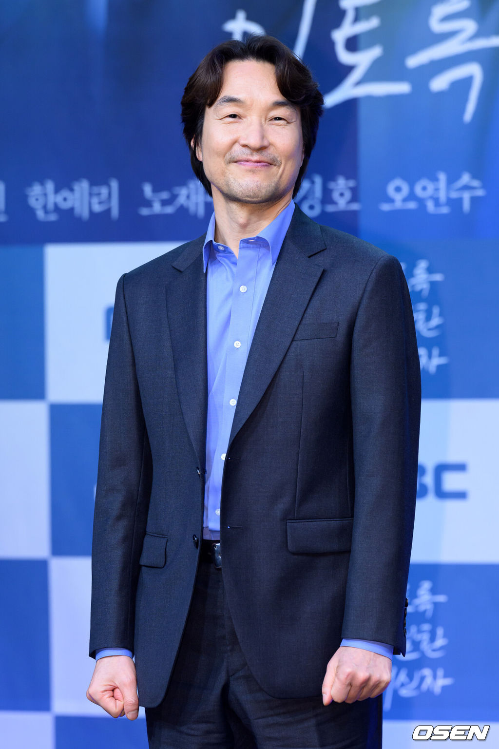 10일 오후 서울 26일 상암 MBC에서 MBC 새 금토드라마 '이토록 친밀한 배신자' 제작발표회가 열렸다.'이토록 친밀한 배신자'는 국내 최고의 프로파일러가 수사 중인 살인사건에 얽힌 딸의 비밀과 마주하고, 처절하게 무너져가며 심연 속의 진실을 쫓는 '부녀 스릴러' 드라마로 10월 11일 밤 9시 40분에 첫 방송된다.배우 한석규가 포토타임을 가지고 있다. 2024.10.10 /sunday@osen.co.kr
