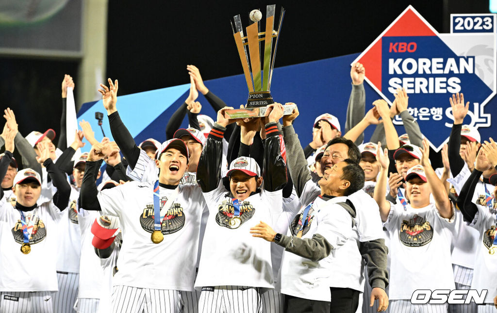 LG 트윈스가 29년 만에 한국시리즈 우승을 차지했다. LG는 13일 서울 잠실구장에서 열린 2023 KBO리그 한국시리즈(7전 4선승제) 5차전 KT와 경기에서 6-2로 승리했다. 이로써 LG는 KT를 4승 1패로 꺾고 한국시리즈 우승을 차지했다. 1994년 우승 이후 무려 29년 만에 숙원인 한국시리즈 우승 한풀이에 성공했다. LG 염경엽 감독이 선수단과 세리머니를 하고 있다. 2023.11.13 /sunday@osen.co.kr