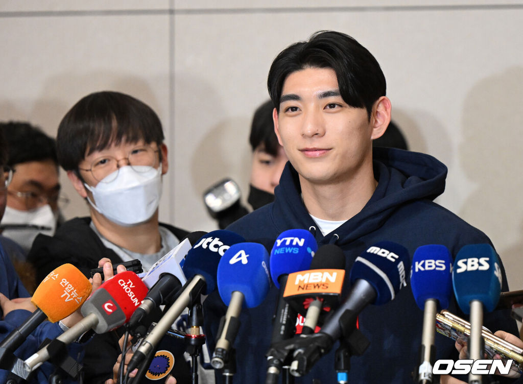 ‘바람의 손자’ 이정후(샌프란시스코 자이언츠)가 13일 오후 인천국제공항을 통해 팀 스프링캠프에 합류하기 위해 출국했다. 데뷔 시즌 자이언츠의 리드오프와 3번 타순을 오가며 주전 중견수로 뛴 그는 37경기 타율 2할6푼2리 38안타 2홈런 8타점 15득점 2도루 OPS .641를 남기고 불의의 부상을 당해 조기에 시즌을 마쳤다. 메이저리그 첫해의 아쉬움을 씻고 2년차를 맞은 이정후는 이날 출국해 본격적인 2025시즌 준비에 돌입한다.샌프란시스코 자이언츠 이정후가 인터뷰를 하고 있다. 2025.1.13 / jpnews@osen.co.kr