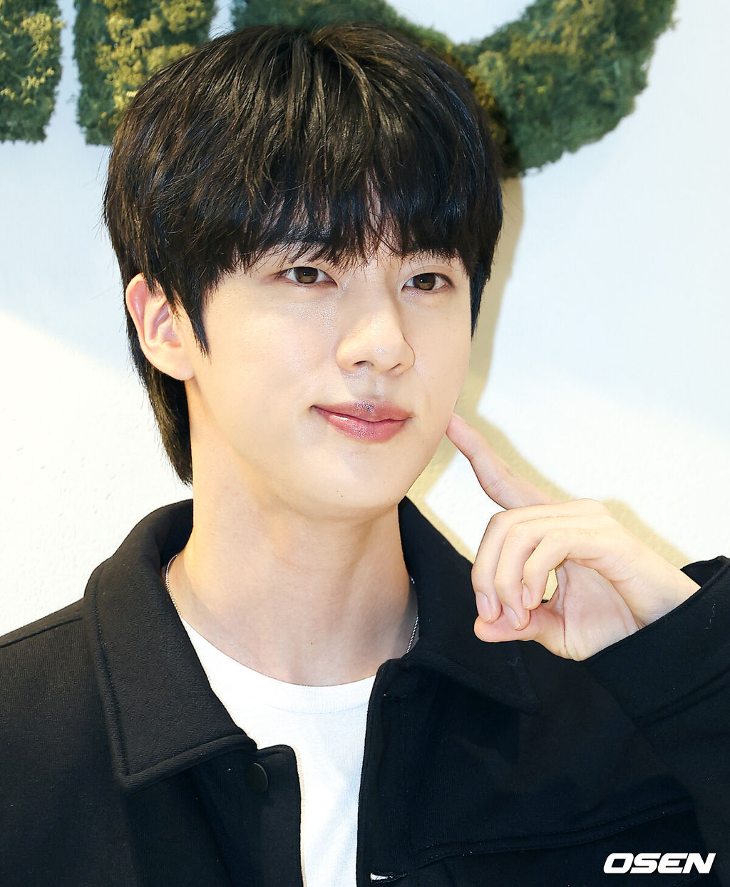 1일 오후 서울 도산공원에 위치한 플래그십스토어에서 프리미엄 라이프스타일 브랜드의 포토콜 행사가 열렸다.이날 BTS 진, 블랙핑크 지수 등이 참석해 자리를 빛냈다.그룹 BTS 진이 포토타임을 가지고 있다. 2025.07.01 /sunday@osen.co.kr