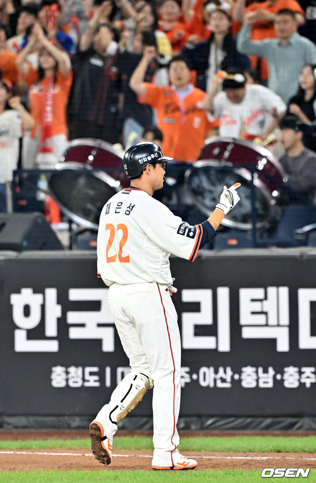 29일 오후 대전 한화생명볼파크에서 2025 신한 SOL Bank KBO리그 한화 이글스와 LG 트윈스의 경기가 열렸다.한화는 정우주, LG는 임찬규를 선발 투수로 내세웠다.6회말 무사 주자 1,2루 한화 채은성이 중견수 왼쪽 1타점 적시타를 때린 후 1루에서 기뻐하고 있다. 2025.09.29 /rumi@osen.co.kr