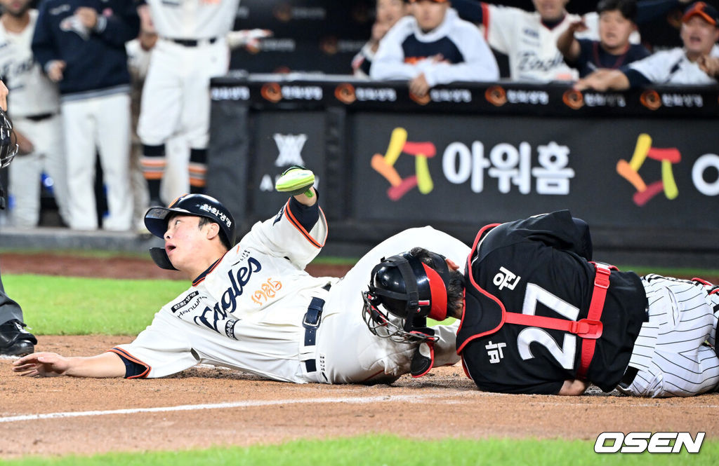 29일 오후 대전 한화생명볼파크에서 2025 신한 SOL Bank KBO리그 한화 이글스와 LG 트윈스의 경기가 열렸다.한화는 정우주, LG는 임찬규를 선발 투수로 내세웠다.3회말 2사 주자 2루 한화 노시환의 좌익수 앞 1타점 안타때 한화 문현빈이 홈으로 몸을 날렸다. LG 포수 박동원이 좌익수 문성주의 홈 송구를 놓치는 포구 실책을 범하면서 한화 문현빈의 득점이 인정됐다. 한화 문현빈이 구심에게 어필하고 있다. 2025.09.29 /rumi@osen.co.kr