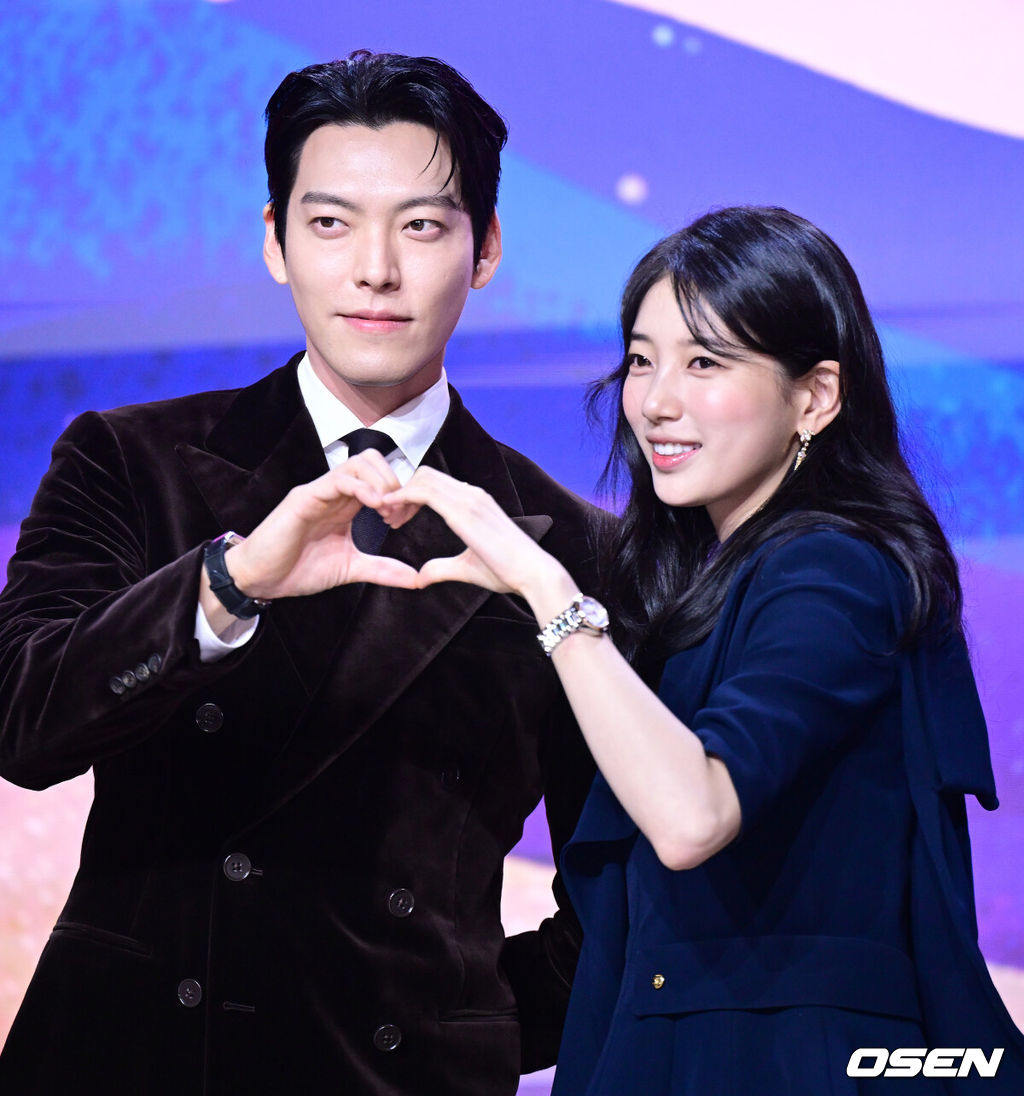 29일 오후 서울 역삼동 조선 팰리스 서울 강남에서 넷플릭스 시리즈 '다 이루어질지니' 제작발표회가 열렸다.'다 이루어질지니' 는 천여 년 만에 깨어난 경력 단절 램프의 정령 지니(김우빈 분)가 감정 결여 인간 가영(수지 분)을 만나 세 가지 소원을 두고 벌이는 스트레스 제로, 판타지 로맨틱 코미디다.배우 김우빈과 수지가 포토타임을 하고 있다. 2025.09.29 / dreamer@osen.co.kr