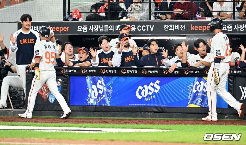 29일 오후 대전 한화생명볼파크에서 2025 신한 SOL Bank KBO리그 한화 이글스와 LG 트윈스의 경기가 열렸다.한화는 정우주, LG는 임찬규를 선발 투수로 내세웠다.6회말 2사 주자 만루 한화 손아섭의 중견수 앞 2타점 적시타때 홈을 밟은 황영묵과 채은성이 덕아웃에서 하이파이브를 하고 있다. 2025.09.29 /rumi@osen.co.kr