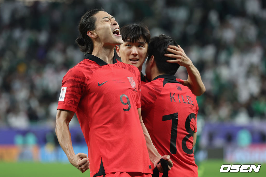 AL RAYYAN, QATAR - JANUARY 30: Cho Gue-Sung of South Korea celebrates scoring their first goal during the AFC Asian Cup Round of 16 match between Saudi Arabia and South Korea at Education City Stadium on January 30, 2024 in Al Rayyan, Qatar. (Photo by Lintao Zhang/Getty Images)