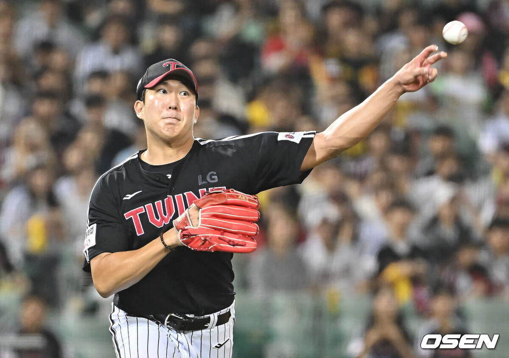 25일 울산 문수야구장에서 2025 신한 SOL 뱅크 KBO 리그 롯데 자이언츠와 LG 트윈스의 경기가 열렸다. 홈팀 롯데는 감보아가, 방문팀 LG는 손주영이 선발로 나섰다. LG 트윈스 손주영이 7회말 1사 롯데 자이언츠 고승민의 타구를 잡아 1루에 던져 아웃시키고 있다. 2025.09.25 / foto0307@osen.co.kr