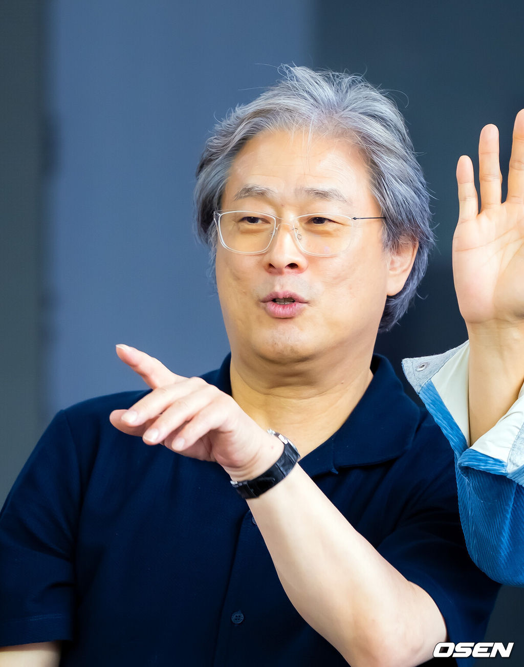 제30회 부산국제영화제(BIFF) 영화 ‘어쩔수가없다’ 오픈토크 행사가 18일 부산 해운대구 영화의 전당에서 열렸다.올해 30주년을 맞이한 부산국제영화제는 오는 26일까지 총 64개국 328편의 작품을 만날수 있다.박찬욱 감독이 오픈토크에서 포토타임을 갖고 있다  2025.09.18 / rumi@osen.co.kr