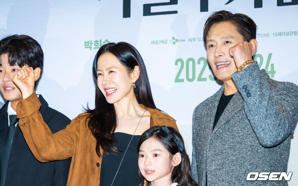 22일 오후 서울 용산아이파크몰 내 용산 CGV에서 영화 '어쩔수가 없다'(감독 박찬욱) 셀럽 시사회가 진행됐다.'다 이루었다'고 느낄 만큼 삶이 만족스러웠던 회사원 만수(이병헌 분)가 덜컥 해고된 후, 아내와 두 자식을 지키기 위해, 어렵게 장만한 집을 지켜내기 위해, 재취업을 향한 자신만의 전쟁을 준비하며 벌어지는 이야기를 그린 작품으로 오는 24일 개봉한다.배우 이병헌과 손예진이 포즈를 취하고 있다. 2025.09.22 / soul1014@osen.co.kr