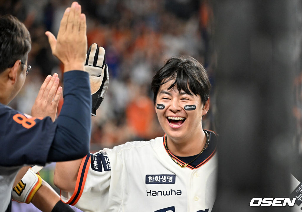 7회말 1사 주자 2,3루 한화 하주석 번트 때 런다운에 걸렸던 3루 주자 노시환이 LG 박동원이 빈 글러브 태그로 득점에 성공했다. 덕아웃에서 동료들의 환영을 받은 노시환이 기뻐하고 있다. 2025.09.26 /rumi@osen.co.kr