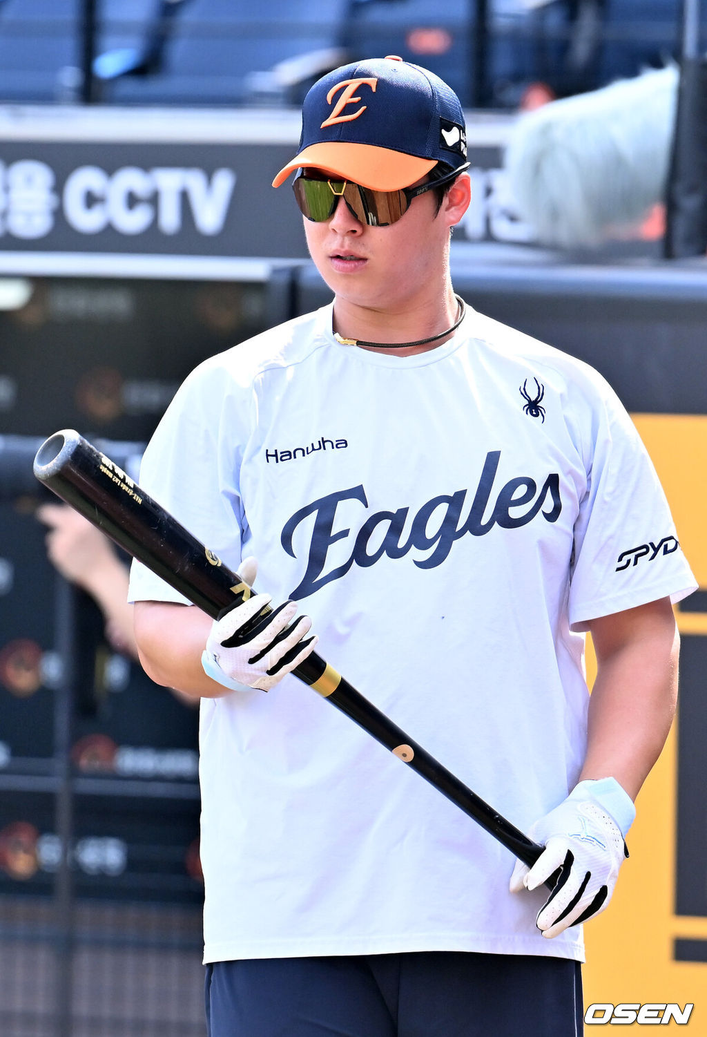 27일 오후 대전 한화생명볼파크에서 2025 신한 SOL Bank KBO리그 한화 이글스와 LG 트윈스의 경기가 열린다. 경기 전 한화 노시환이 배트를 바라보고 있다. 2025.09.27 /rumi@osen.co.kr